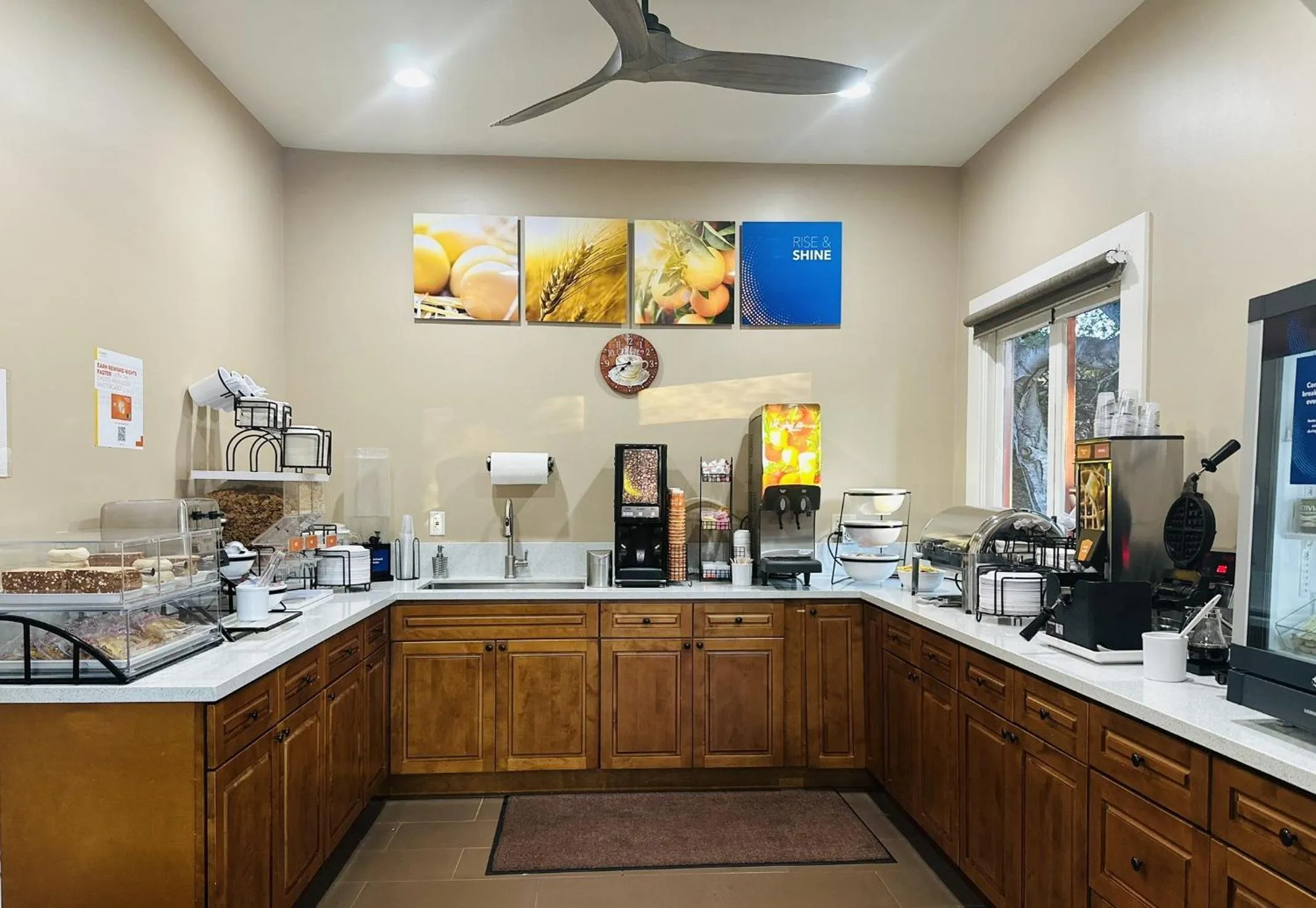 Breakfast in Comfort Inn Monterey Peninsula Airport