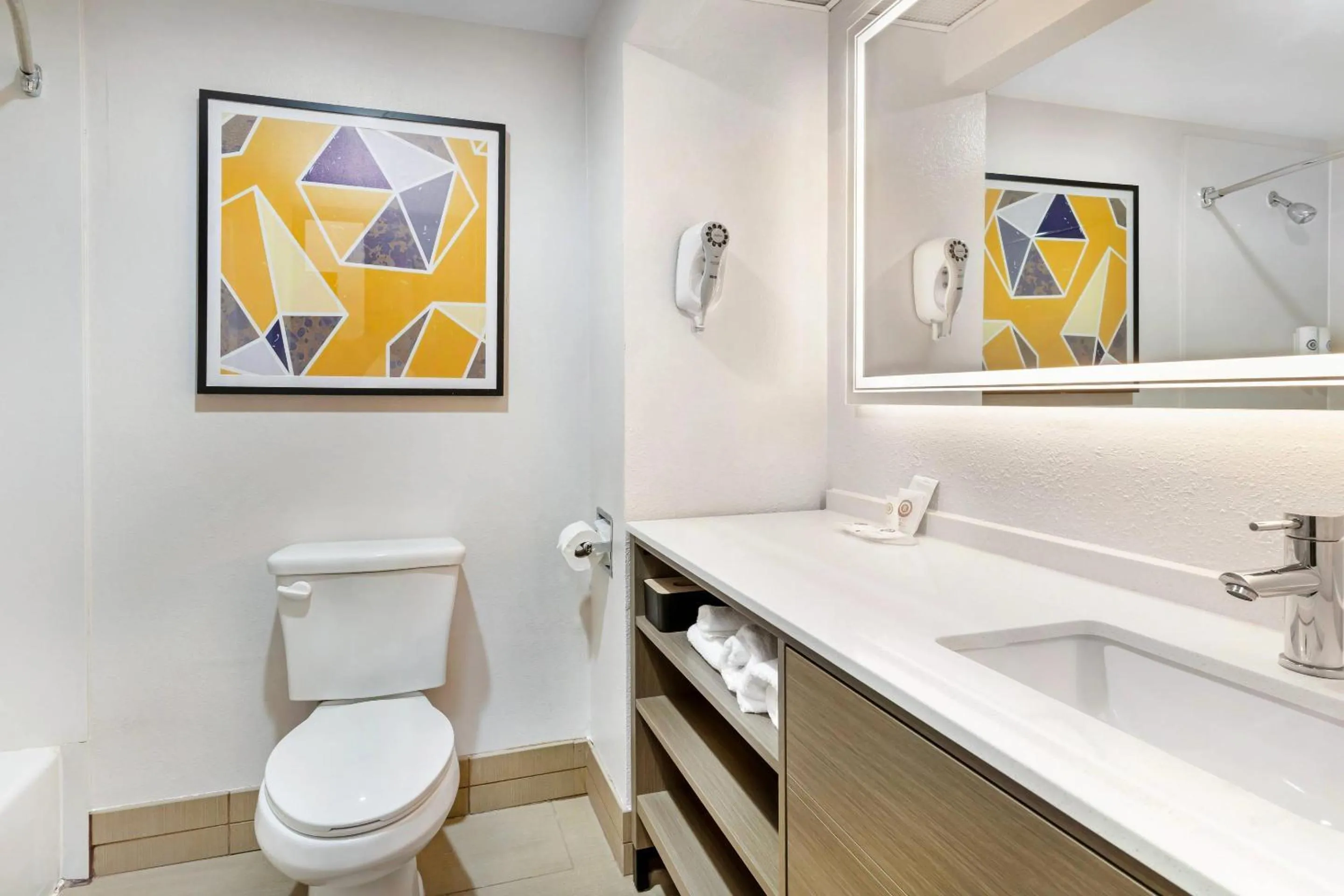 Bedroom in Comfort Inn & Suites Sacramento - University Area