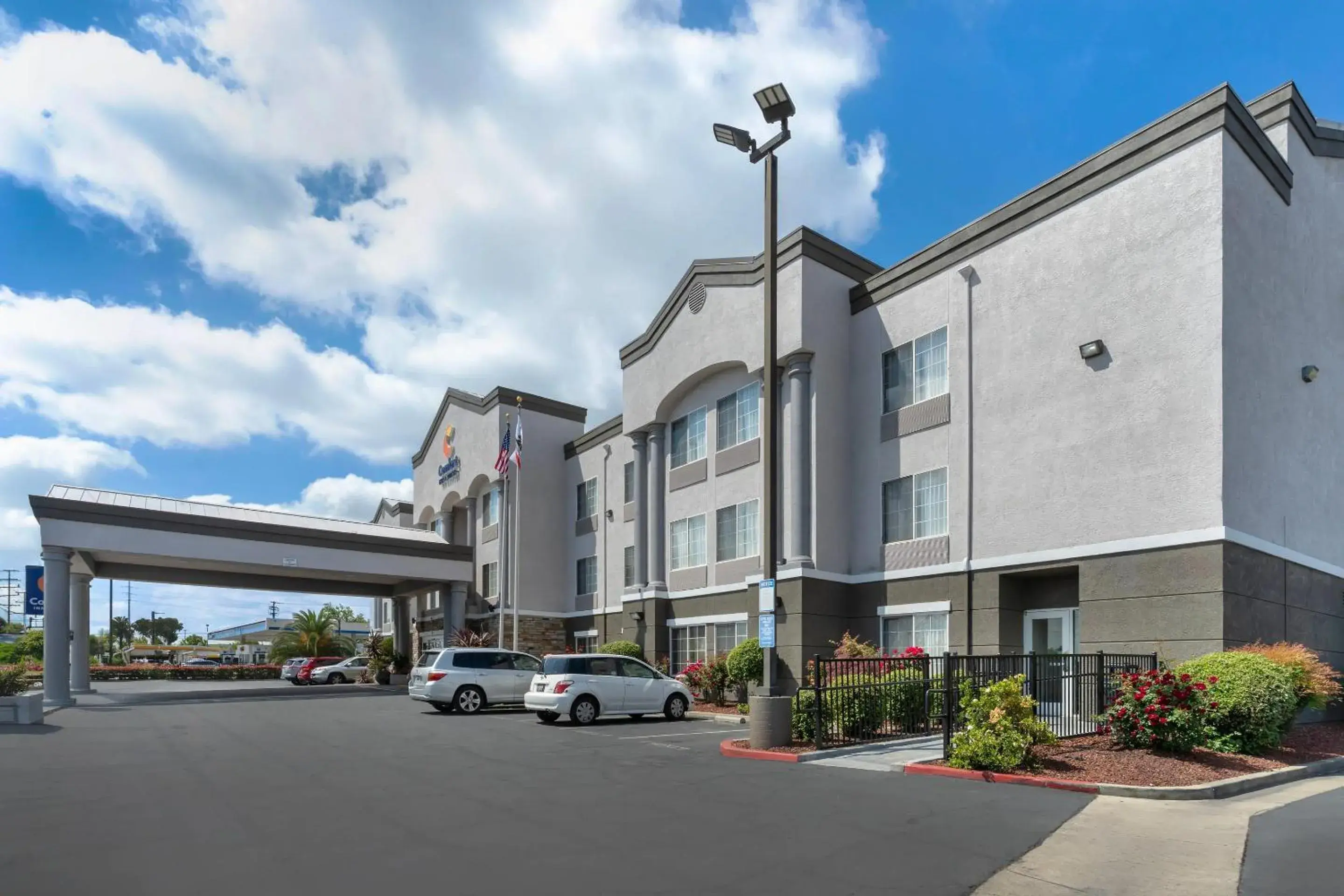 Property building in Comfort Inn & Suites Sacramento - University Area Property building in Comfort Inn & Suites Sacramento - University Area