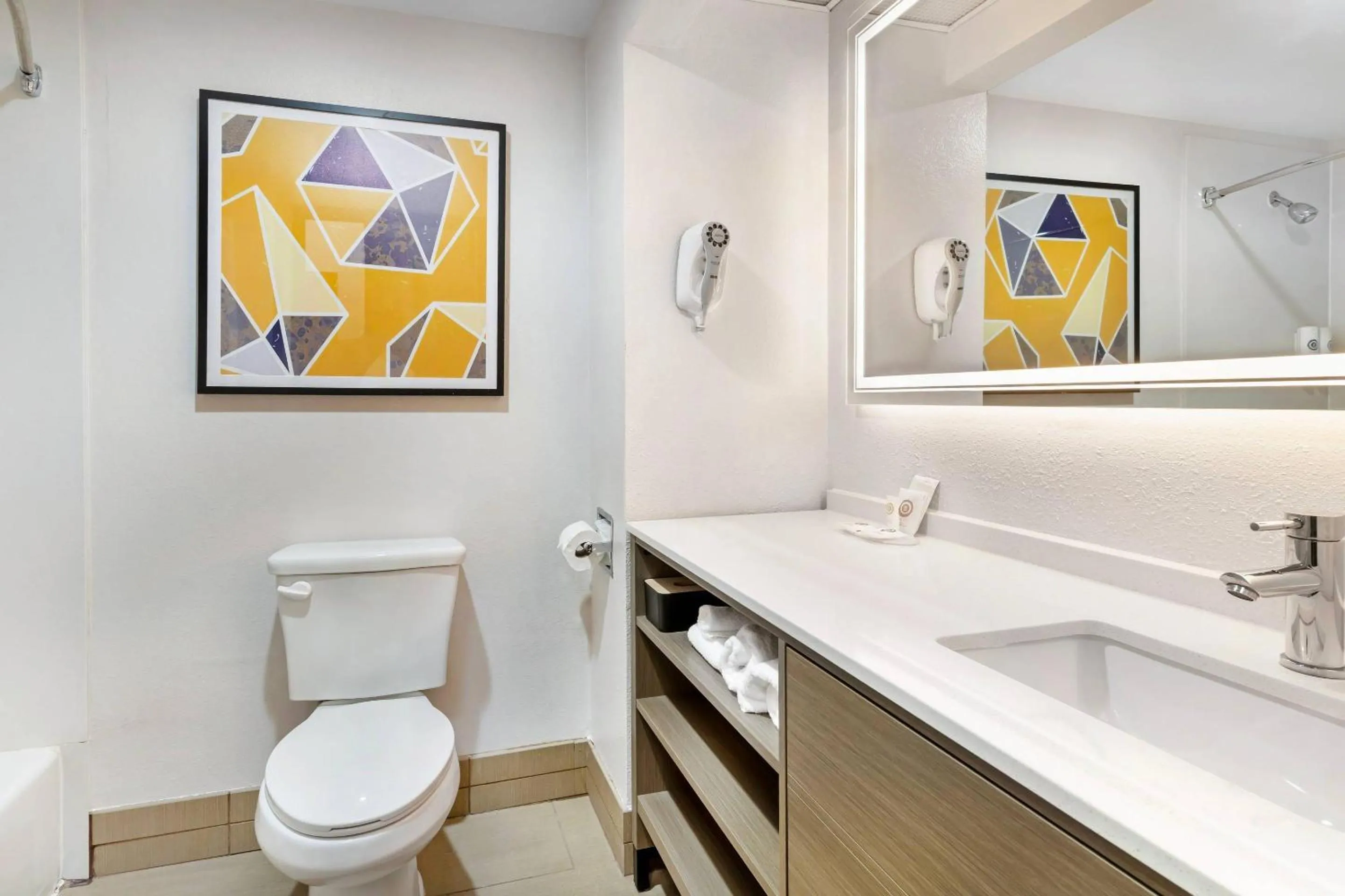 Bedroom in Comfort Inn & Suites Sacramento - University Area