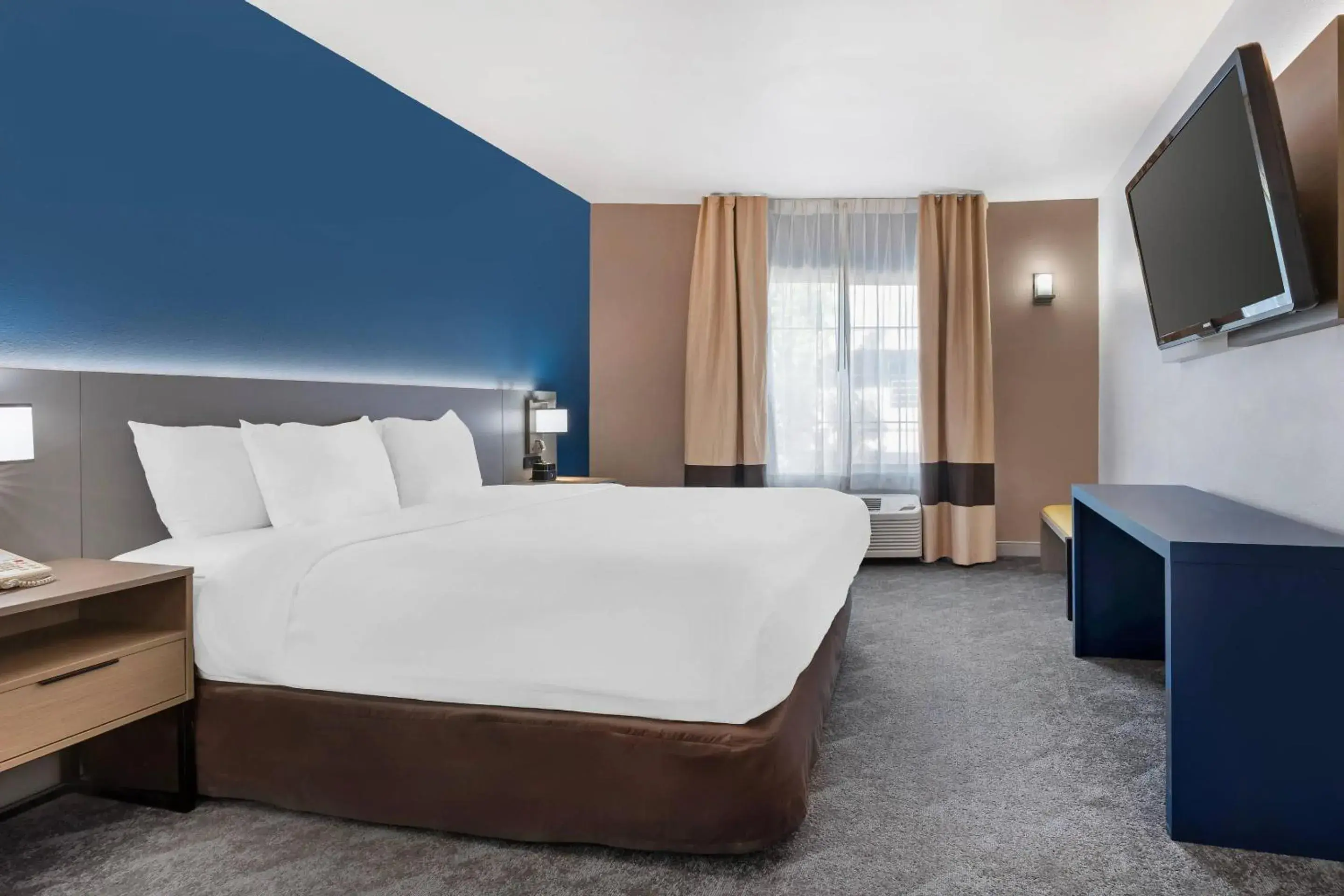 Bedroom, Bed in Comfort Inn & Suites Sacramento - University Area Bedroom, Bed in Comfort Inn & Suites Sacramento - University Area