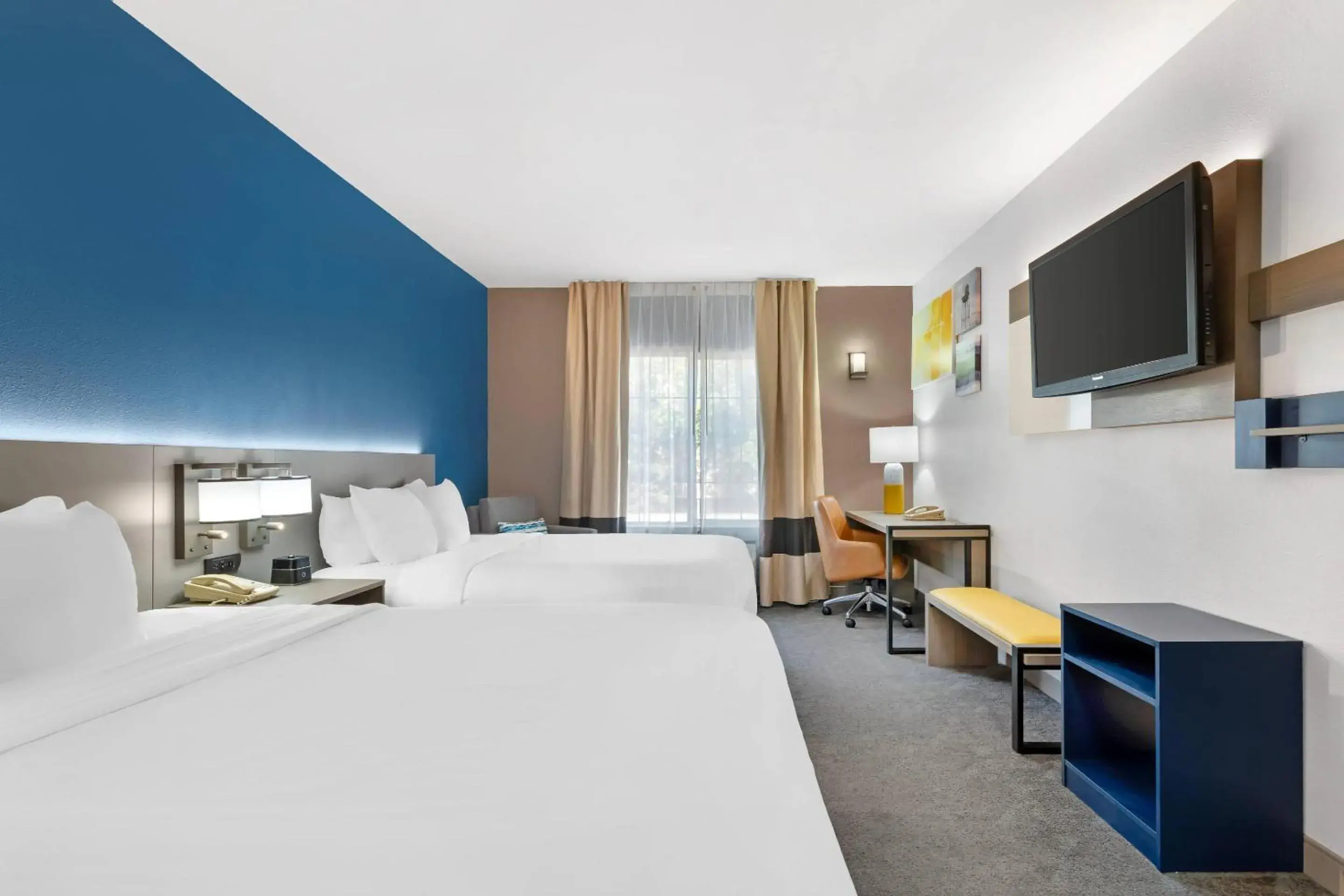 Bedroom, Bed in Comfort Inn & Suites Sacramento - University Area Bedroom, Bed in Comfort Inn & Suites Sacramento - University Area