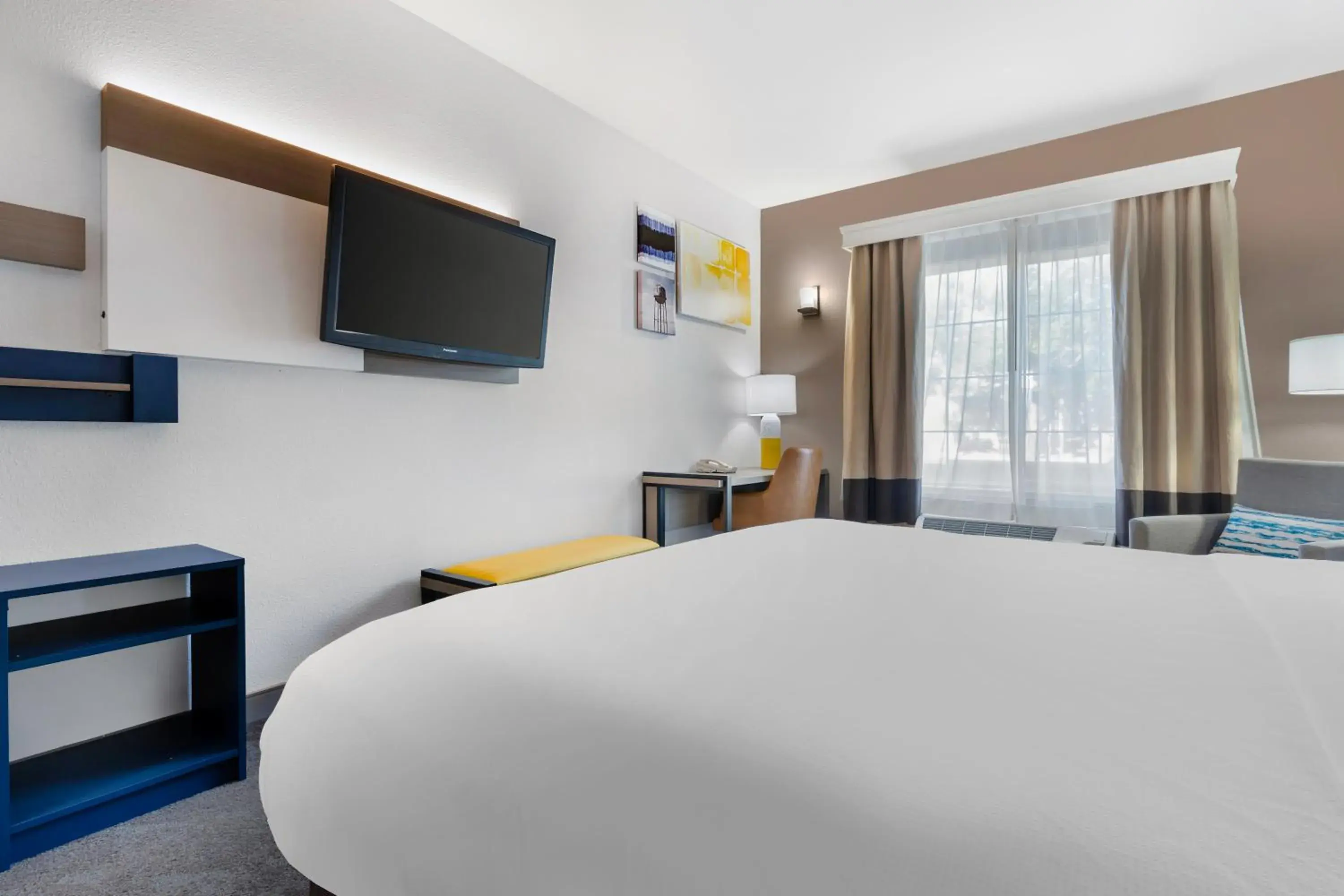 King Room - Non-Smoking in Comfort Inn & Suites Sacramento - University Area King Room - Non-Smoking in Comfort Inn & Suites Sacramento - University Area