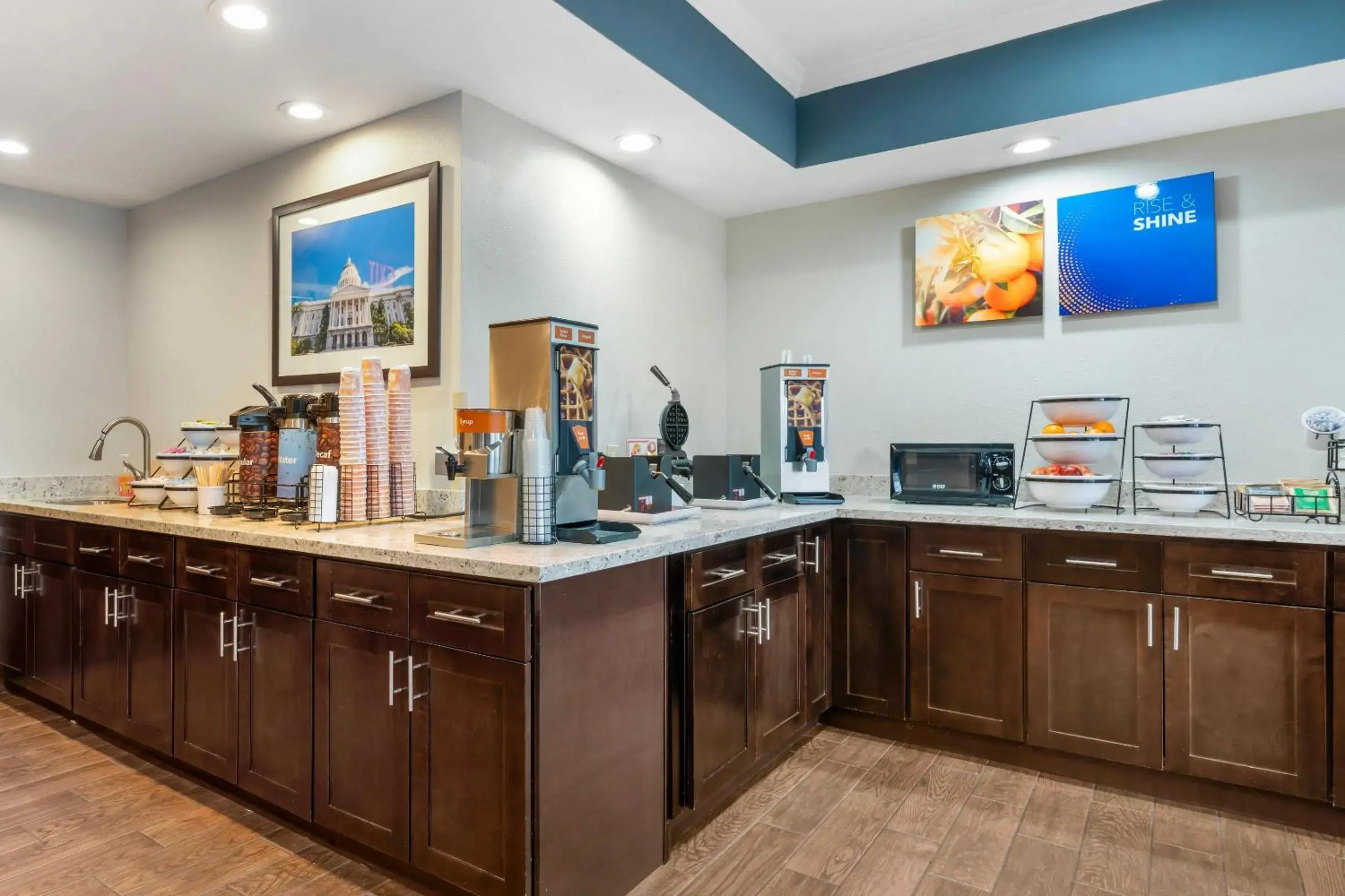 Breakfast in Comfort Inn & Suites Sacramento - University Area Breakfast in Comfort Inn & Suites Sacramento - University Area