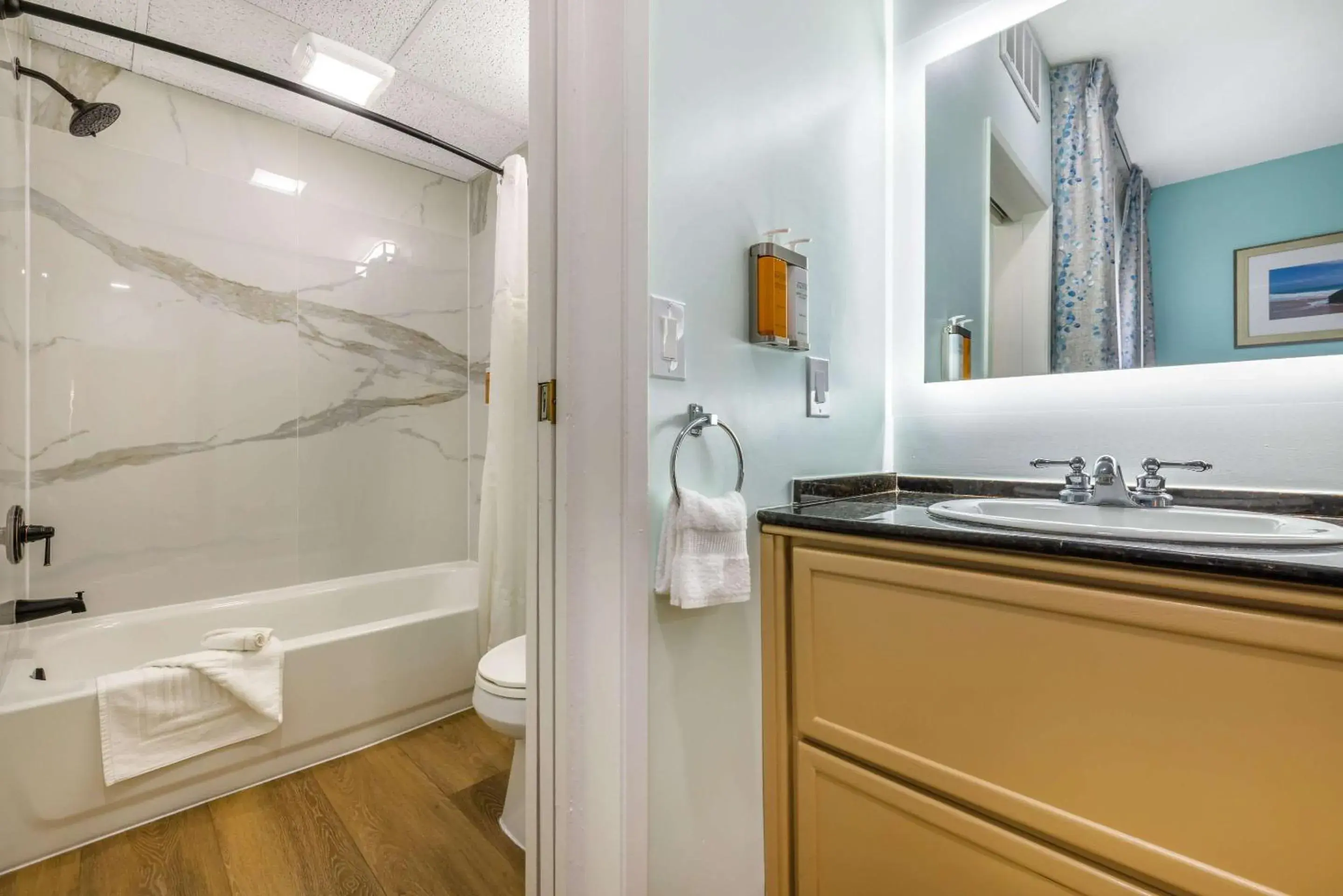 Bedroom in Quality Suites Downtown San Luis Obispo Bedroom in Quality Suites Downtown San Luis Obispo