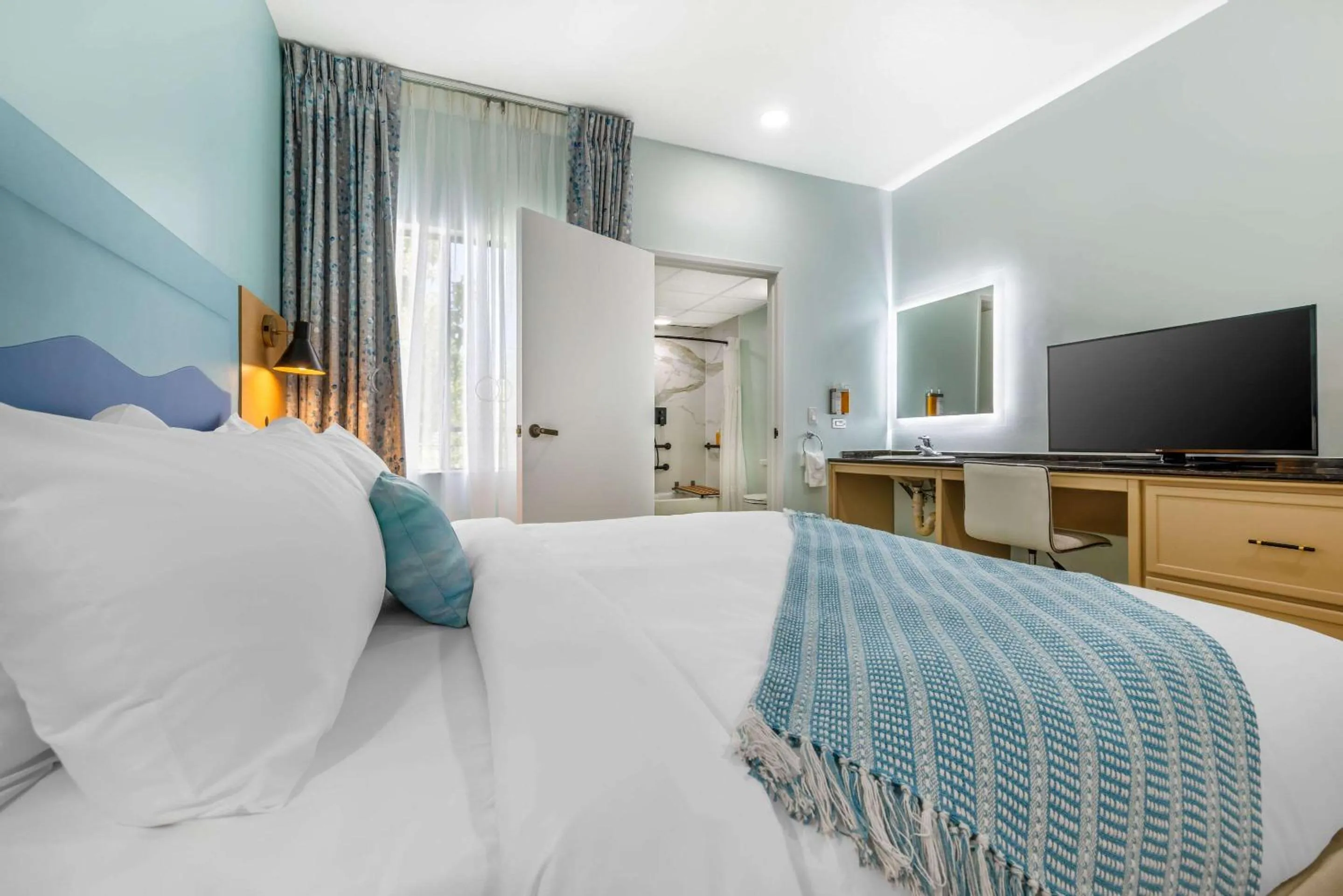 Bedroom, Bed in Quality Suites Downtown San Luis Obispo