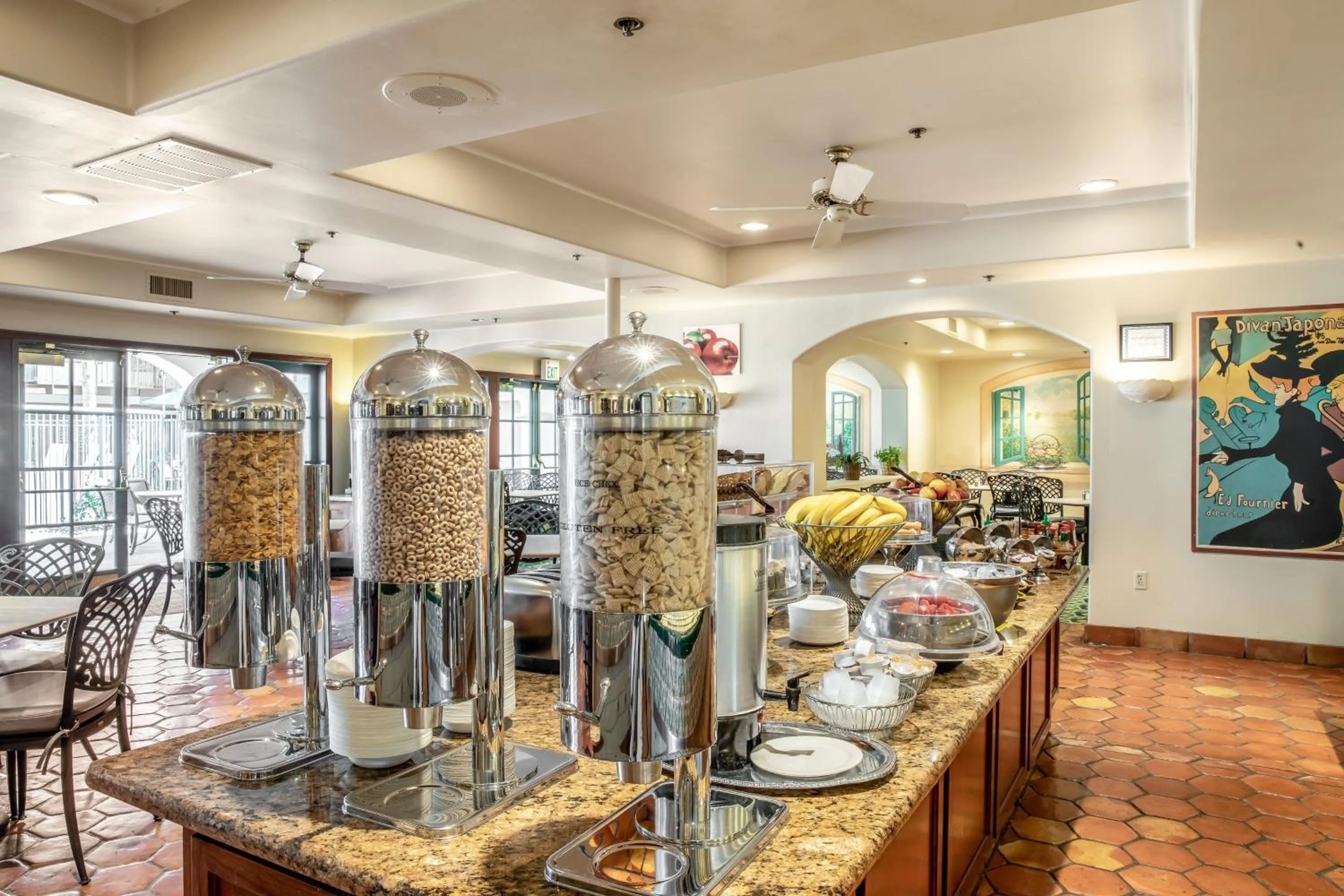 Dining area in Quality Suites Downtown San Luis Obispo