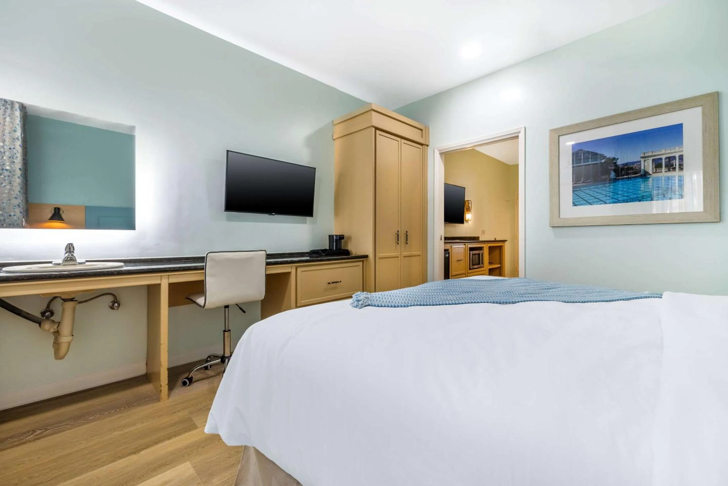 Bedroom, Bed in Quality Suites Downtown San Luis Obispo