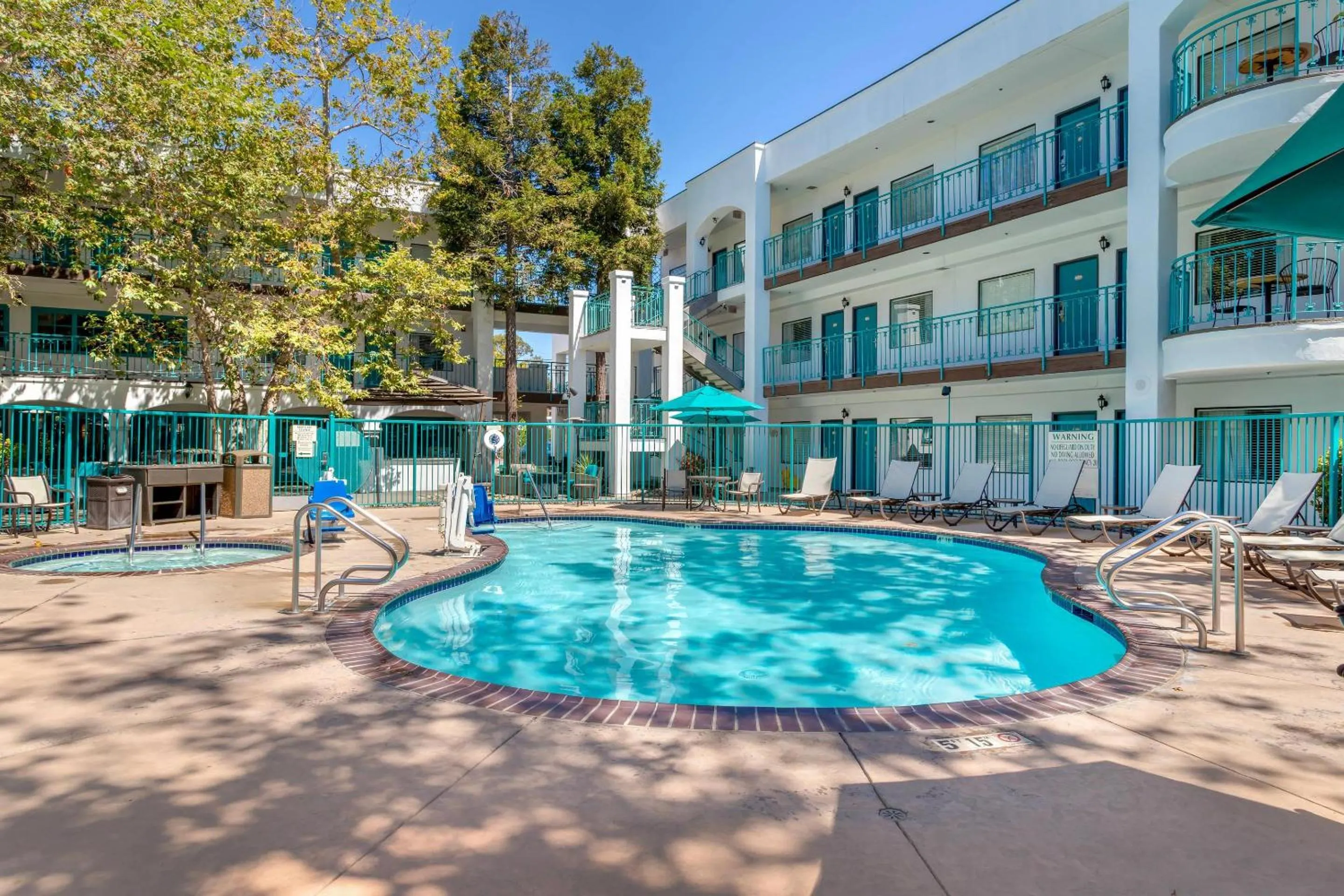 Swimming pool in Quality Suites Downtown San Luis Obispo