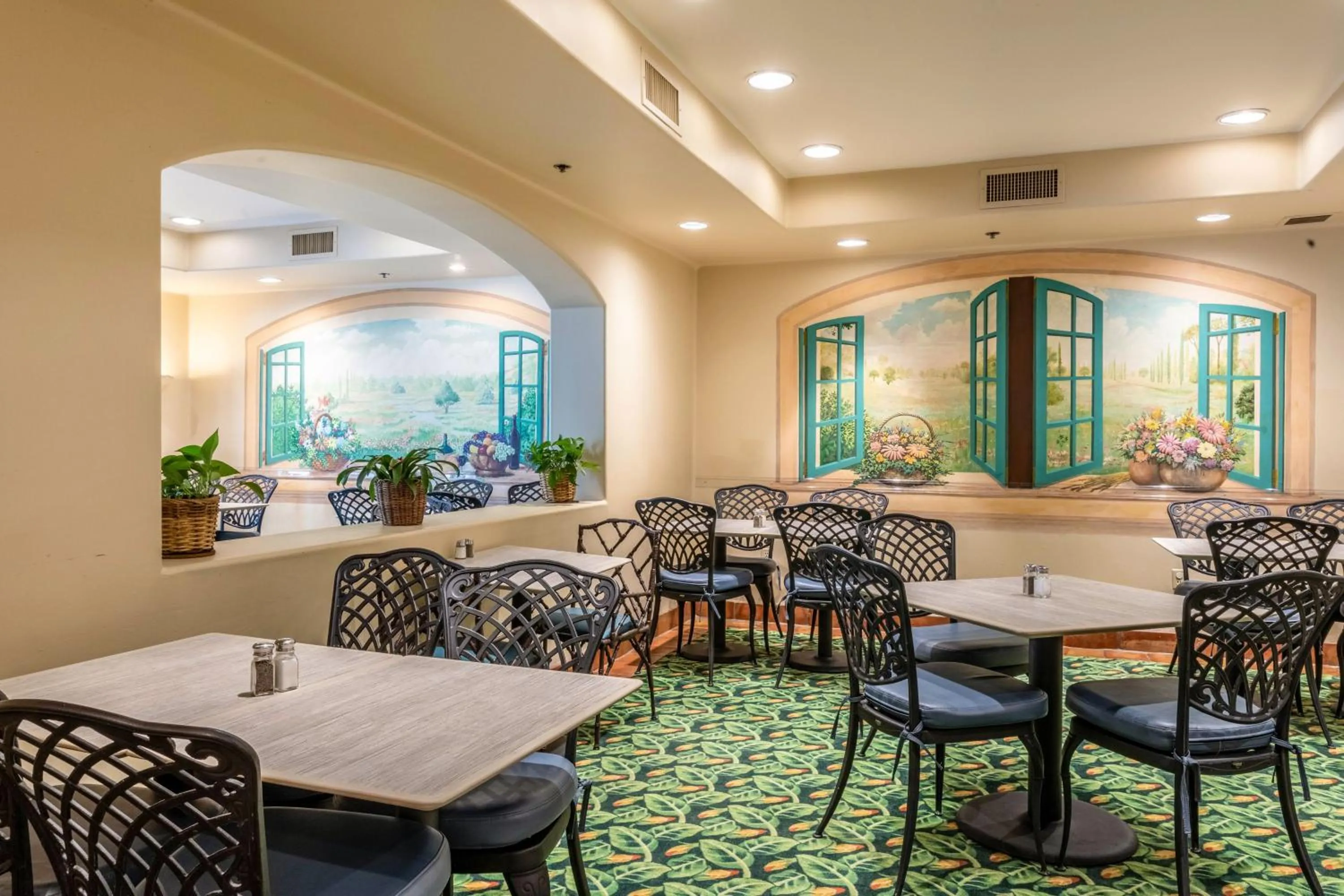 Dining area in Quality Suites Downtown San Luis Obispo