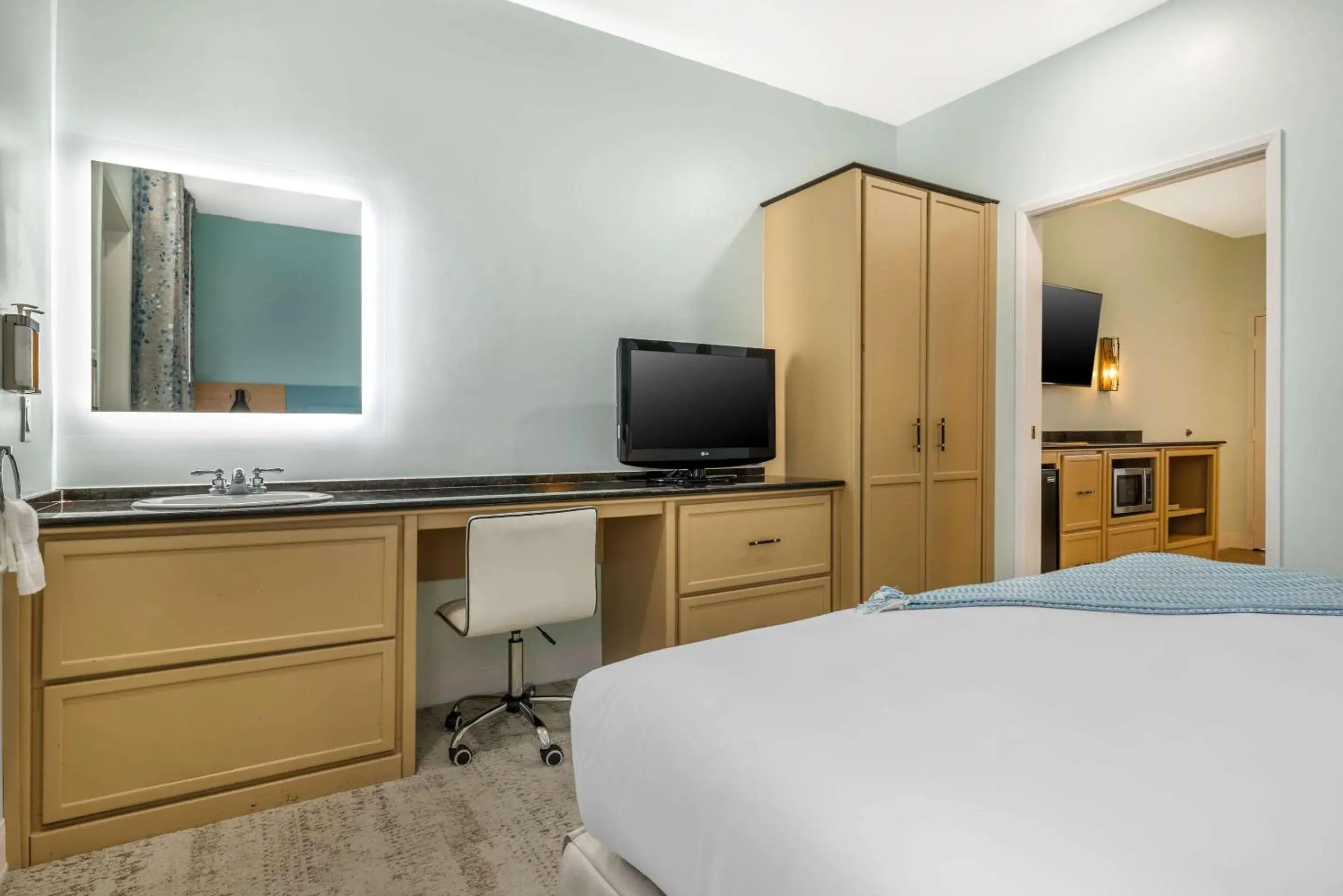 Bedroom, Bed in Quality Suites Downtown San Luis Obispo Bedroom, Bed in Quality Suites Downtown San Luis Obispo