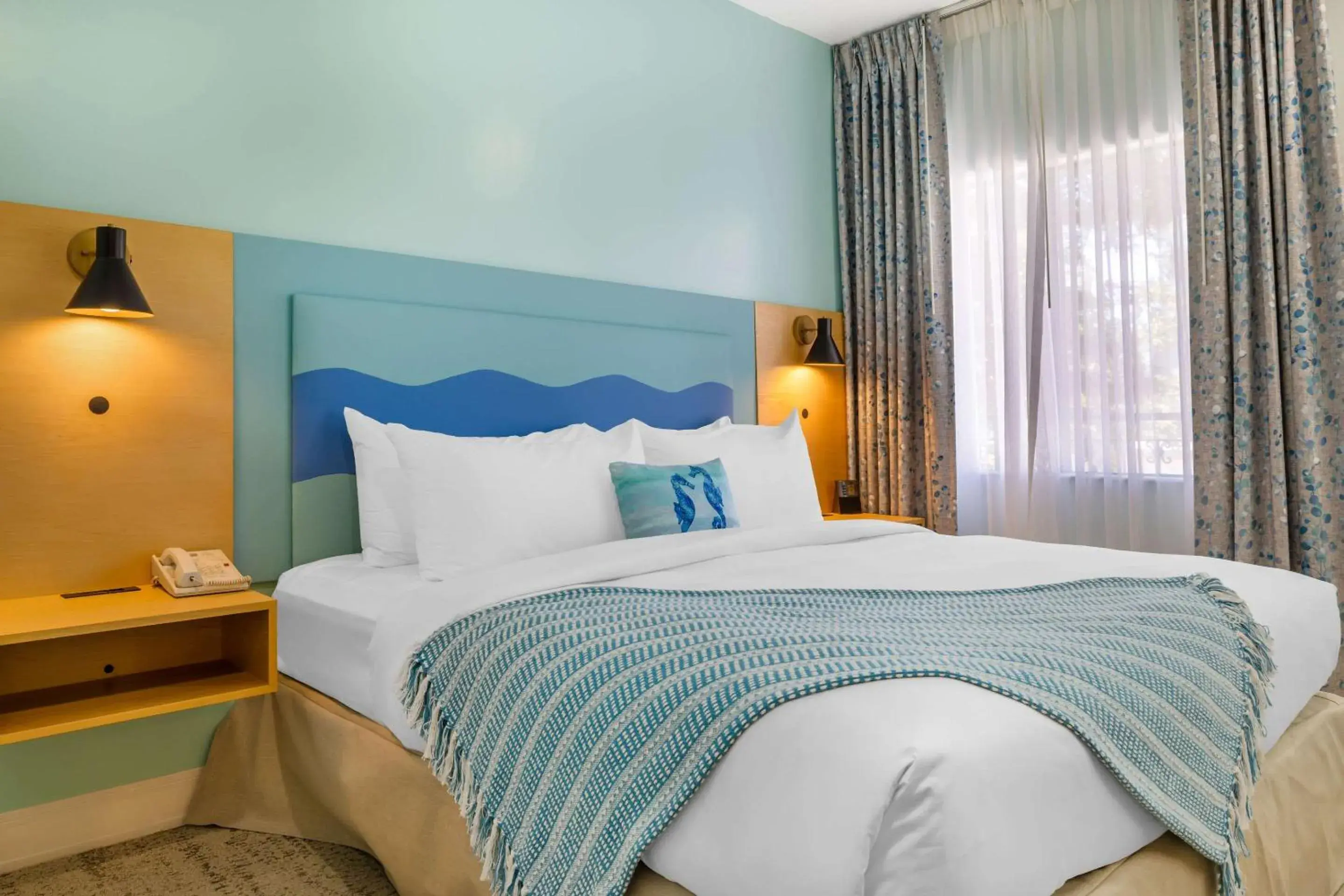 Bedroom, Bed in Quality Suites Downtown San Luis Obispo Bedroom, Bed in Quality Suites Downtown San Luis Obispo