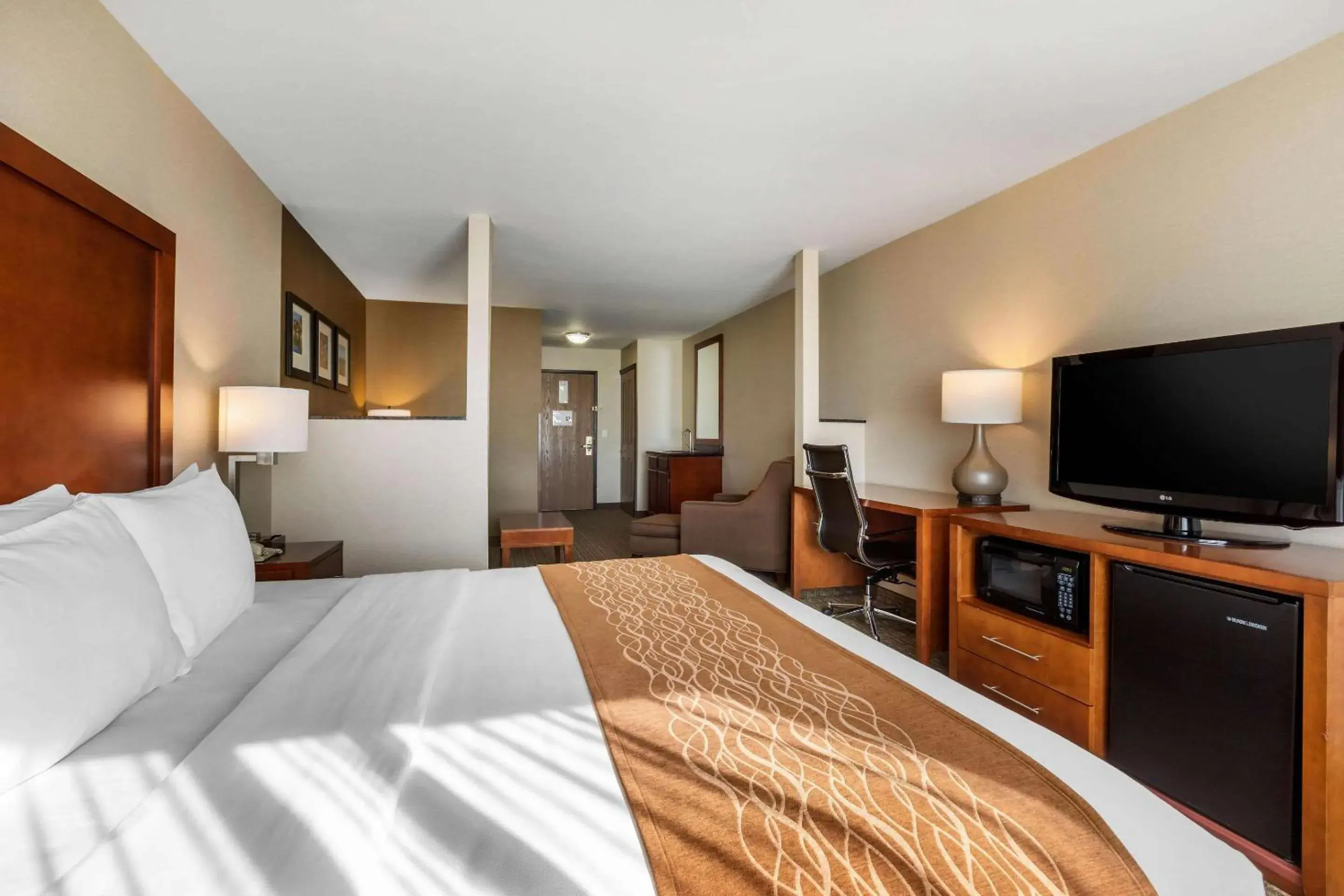 Photo of the whole room, Bed in Comfort Inn & Suites Murrieta Temecula Wine Country Photo of the whole room, Bed in Comfort Inn & Suites Murrieta Temecula Wine Country