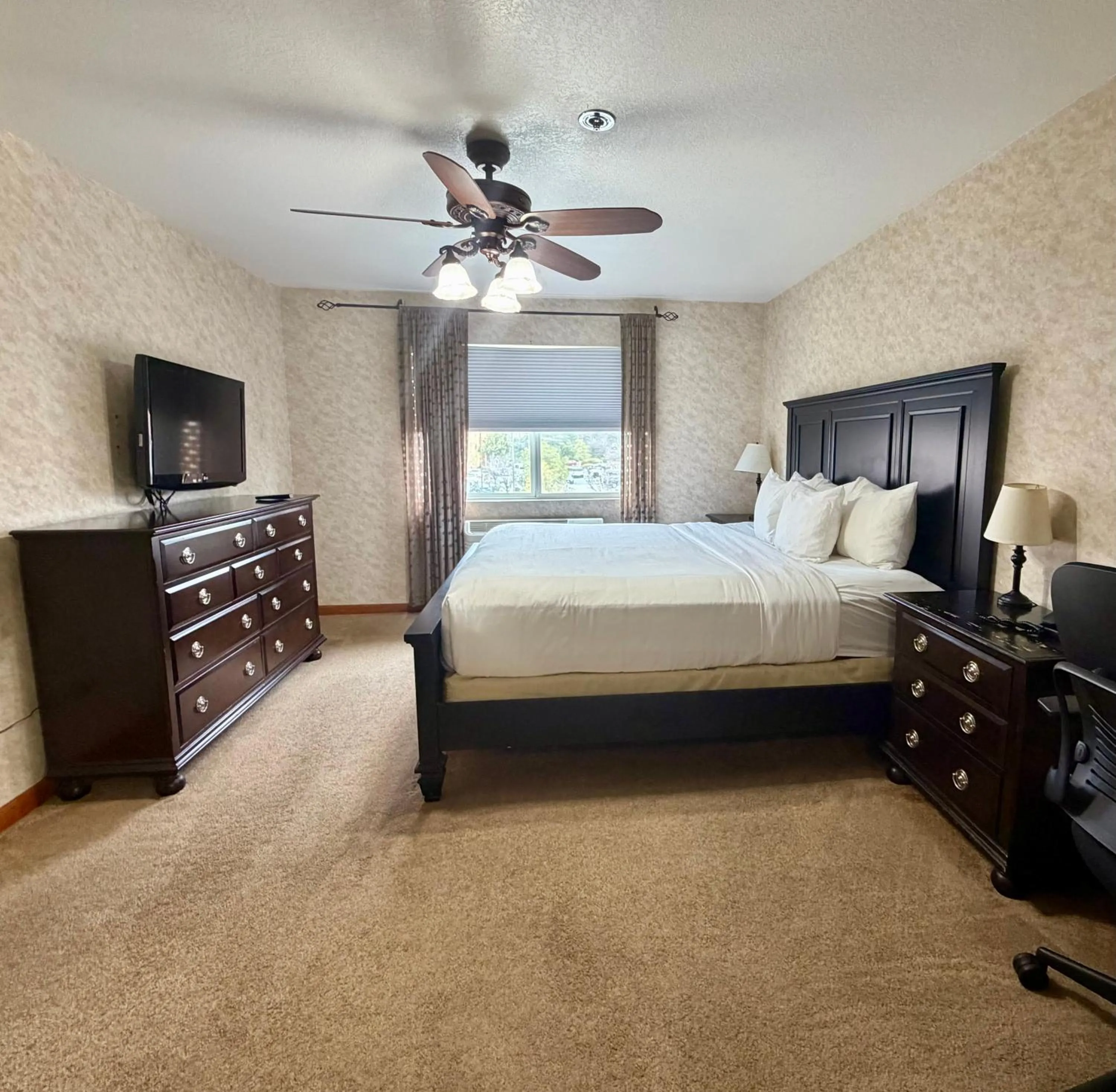 Bed in Comfort Inn & Suites Murrieta Temecula Wine Country