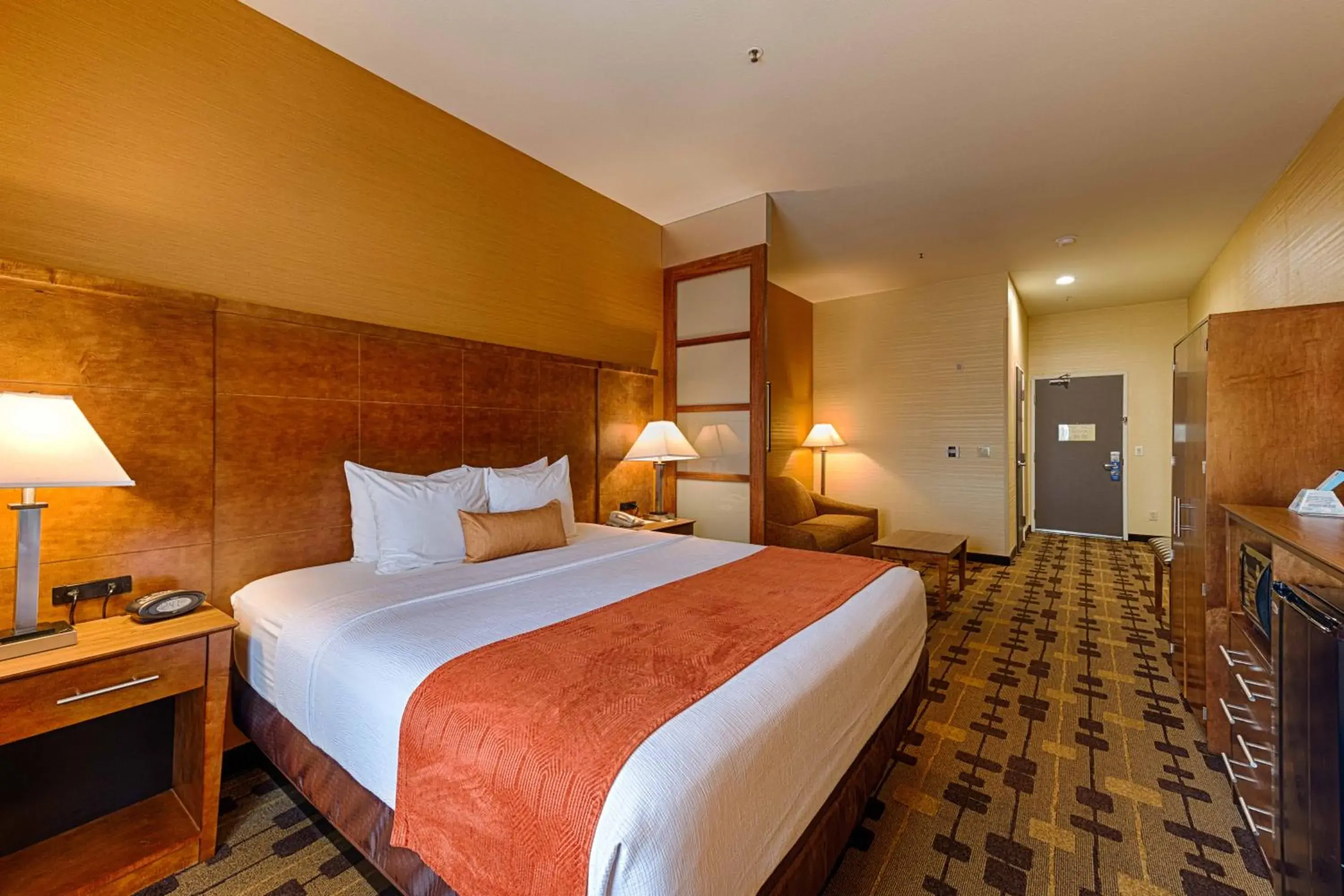 Bed in Best Western Plus Delta Inn & Suites Bed in Best Western Plus Delta Inn & Suites
