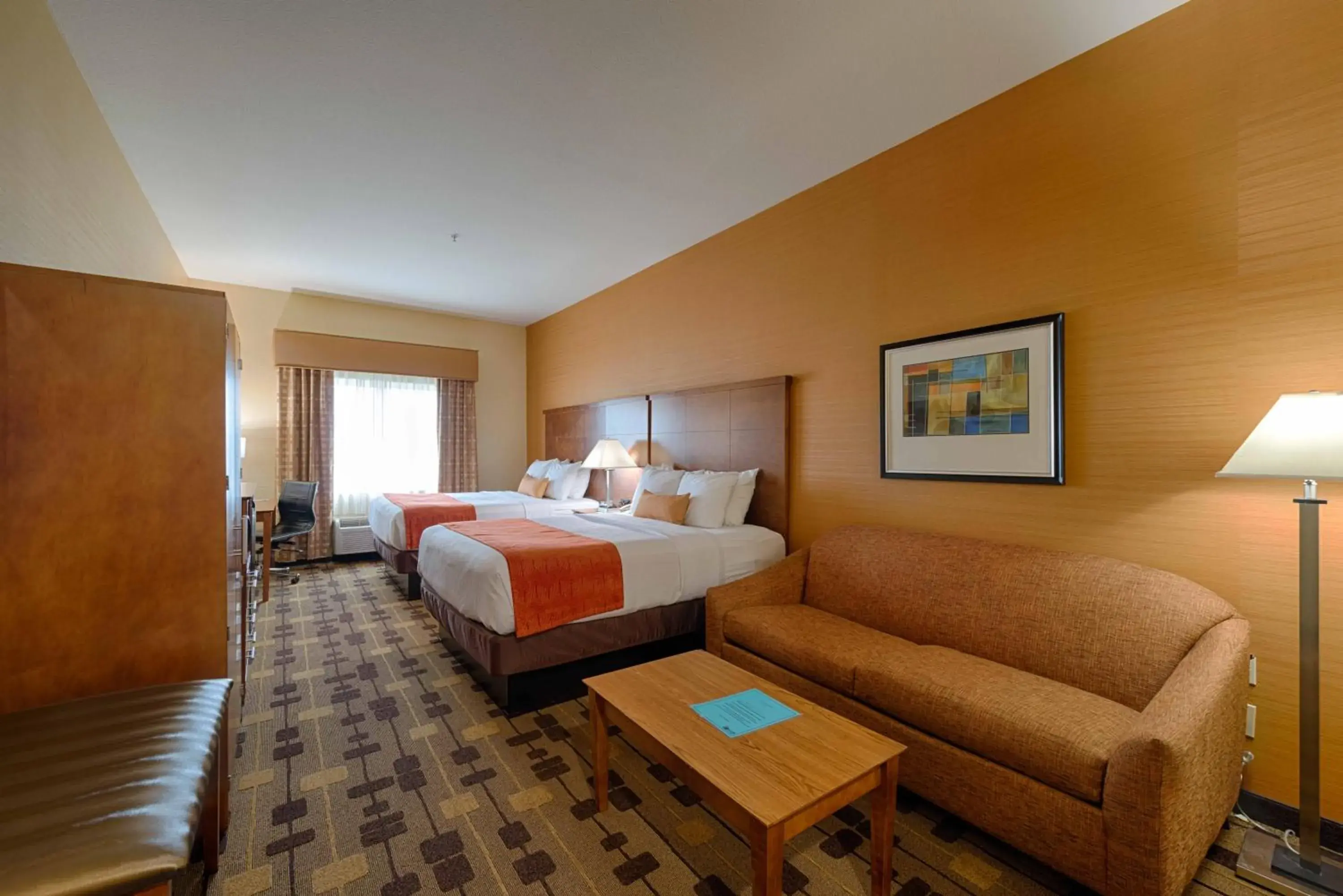 Bed in Best Western Plus Delta Inn & Suites Bed in Best Western Plus Delta Inn & Suites