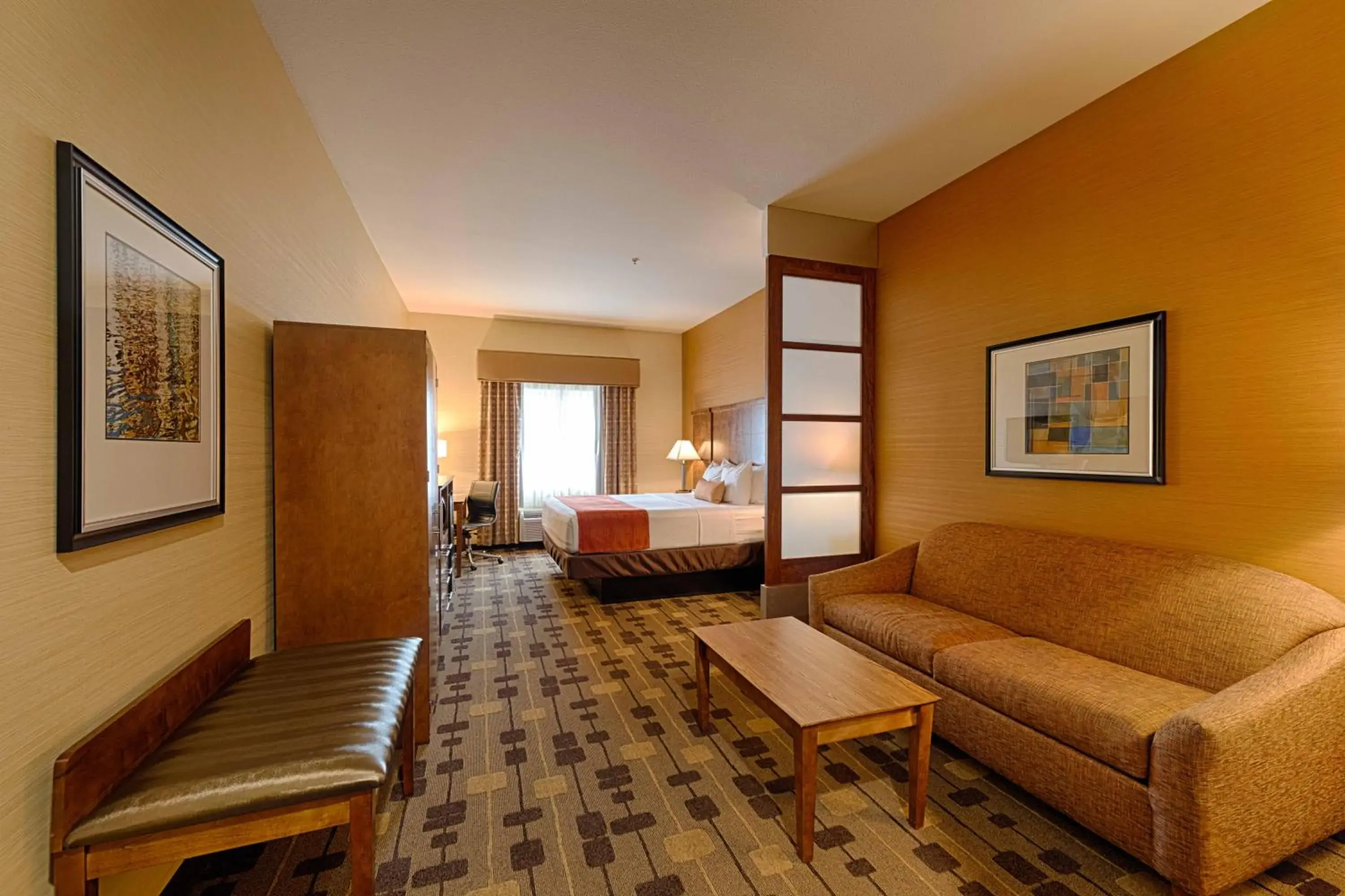 Bed in Best Western Plus Delta Inn & Suites Bed in Best Western Plus Delta Inn & Suites