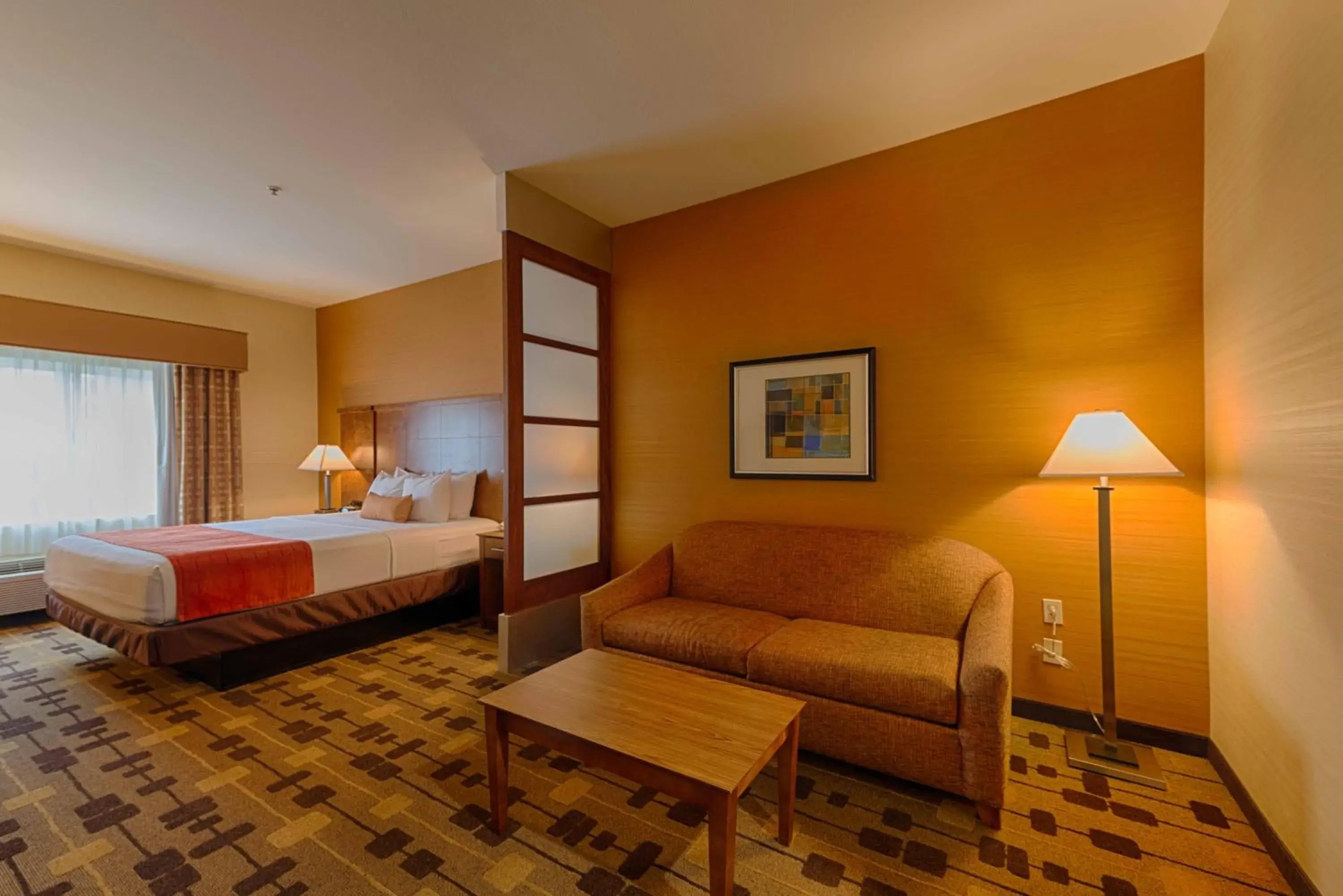 Bed in Best Western Plus Delta Inn & Suites Bed in Best Western Plus Delta Inn & Suites