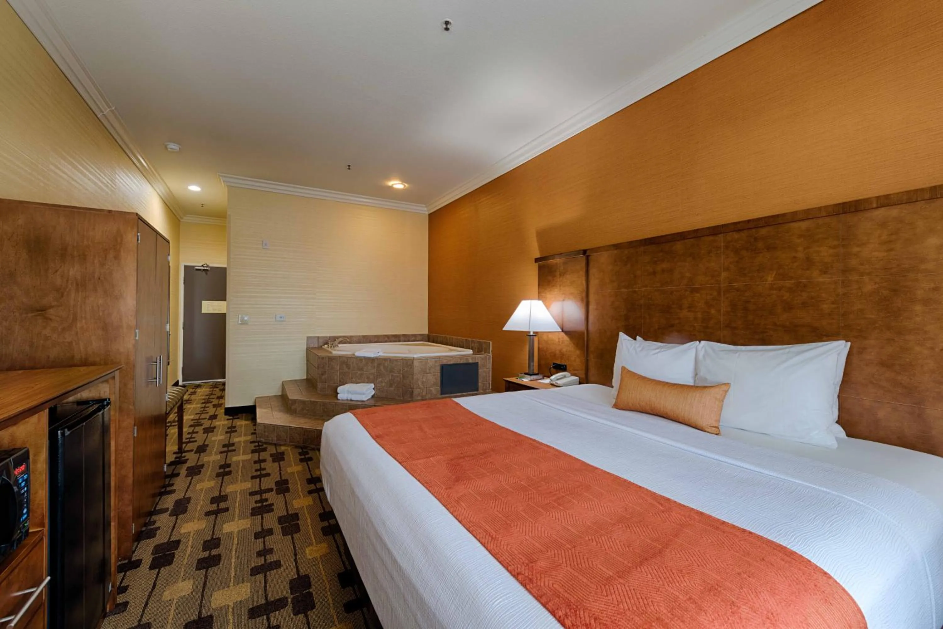 Bed in Best Western Plus Delta Inn & Suites