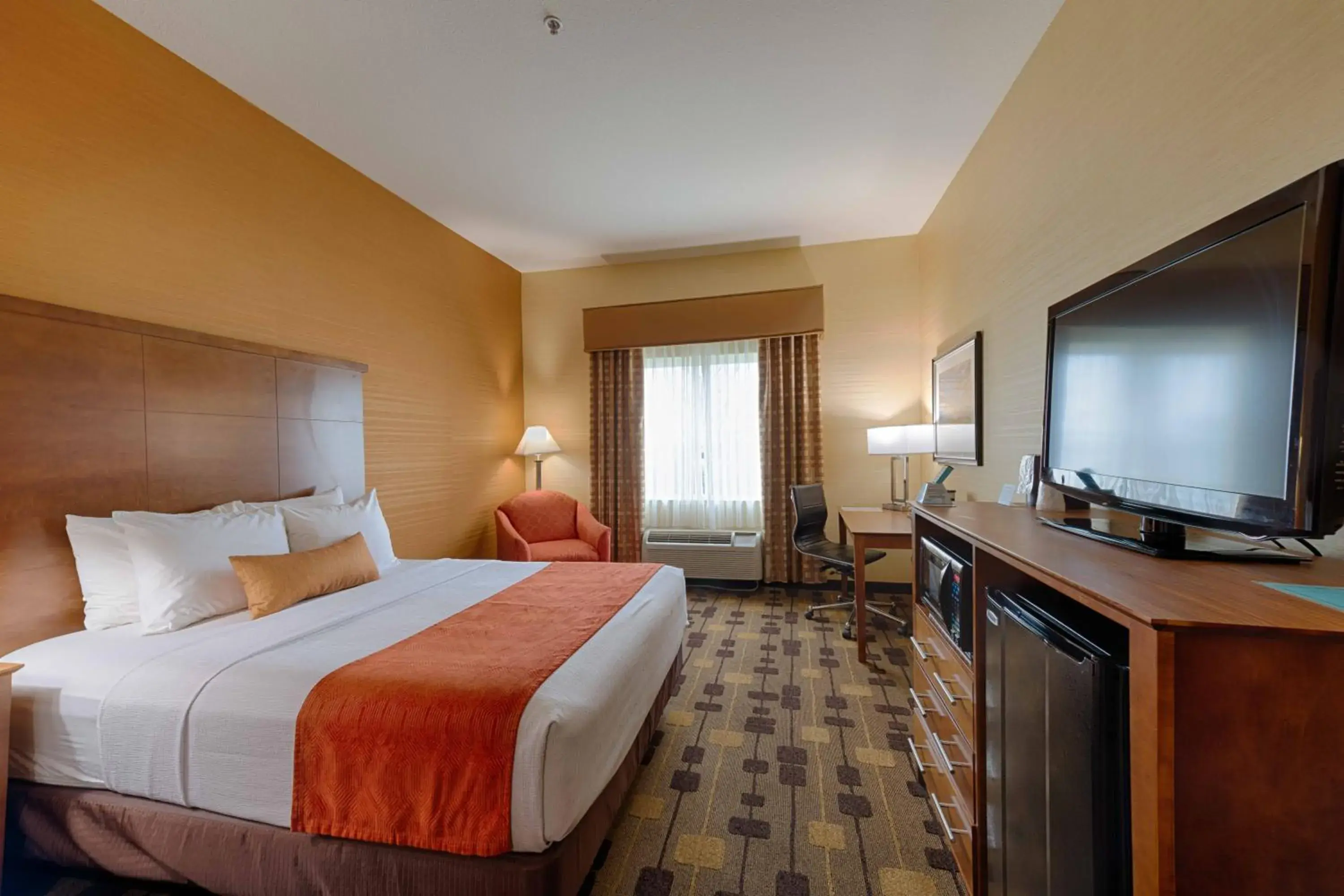 Bed in Best Western Plus Delta Inn & Suites Bed in Best Western Plus Delta Inn & Suites