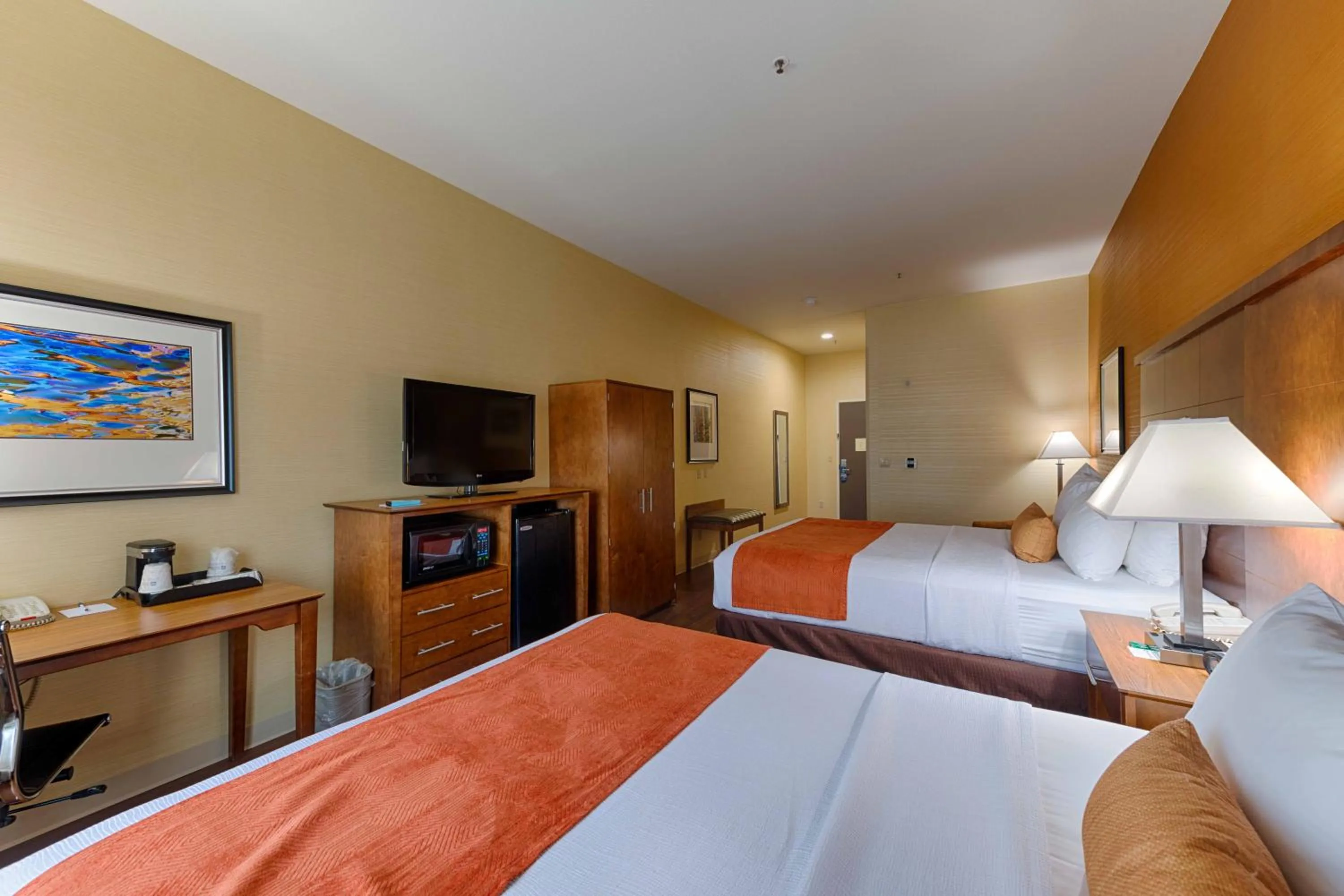 Bed in Best Western Plus Delta Inn & Suites