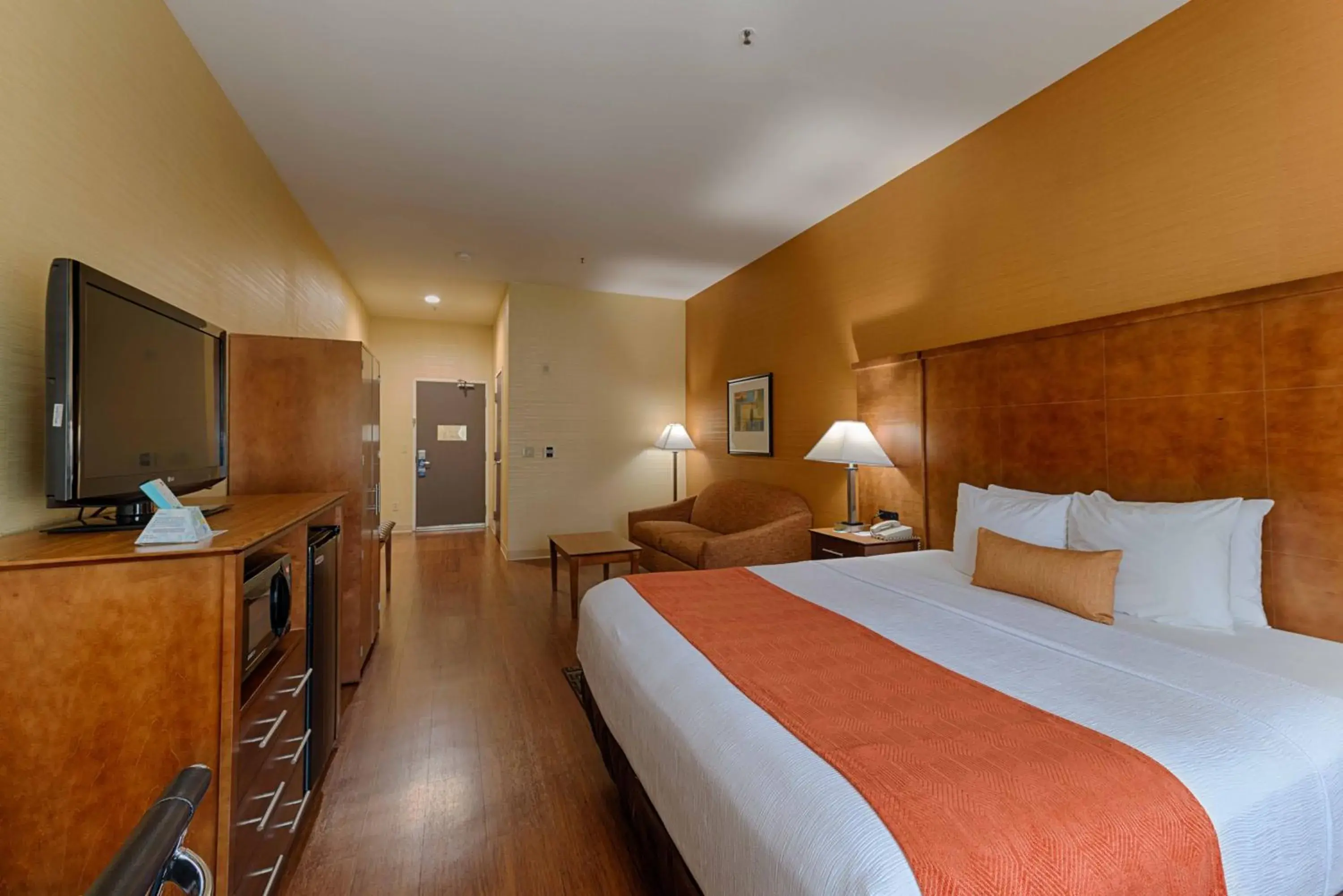 Bed in Best Western Plus Delta Inn & Suites Bed in Best Western Plus Delta Inn & Suites