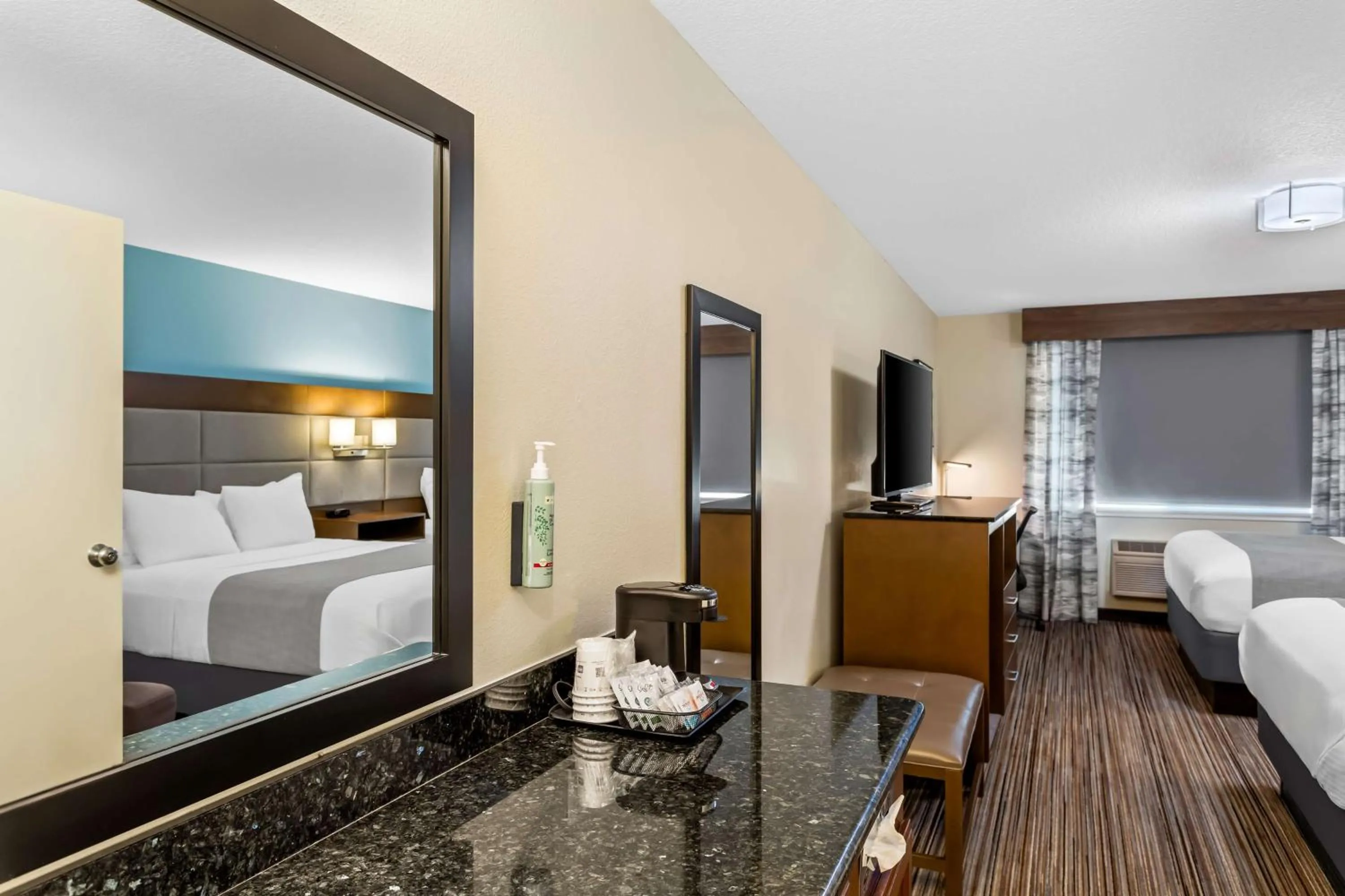 Bedroom, Bed in Best Western Paradise Hotel