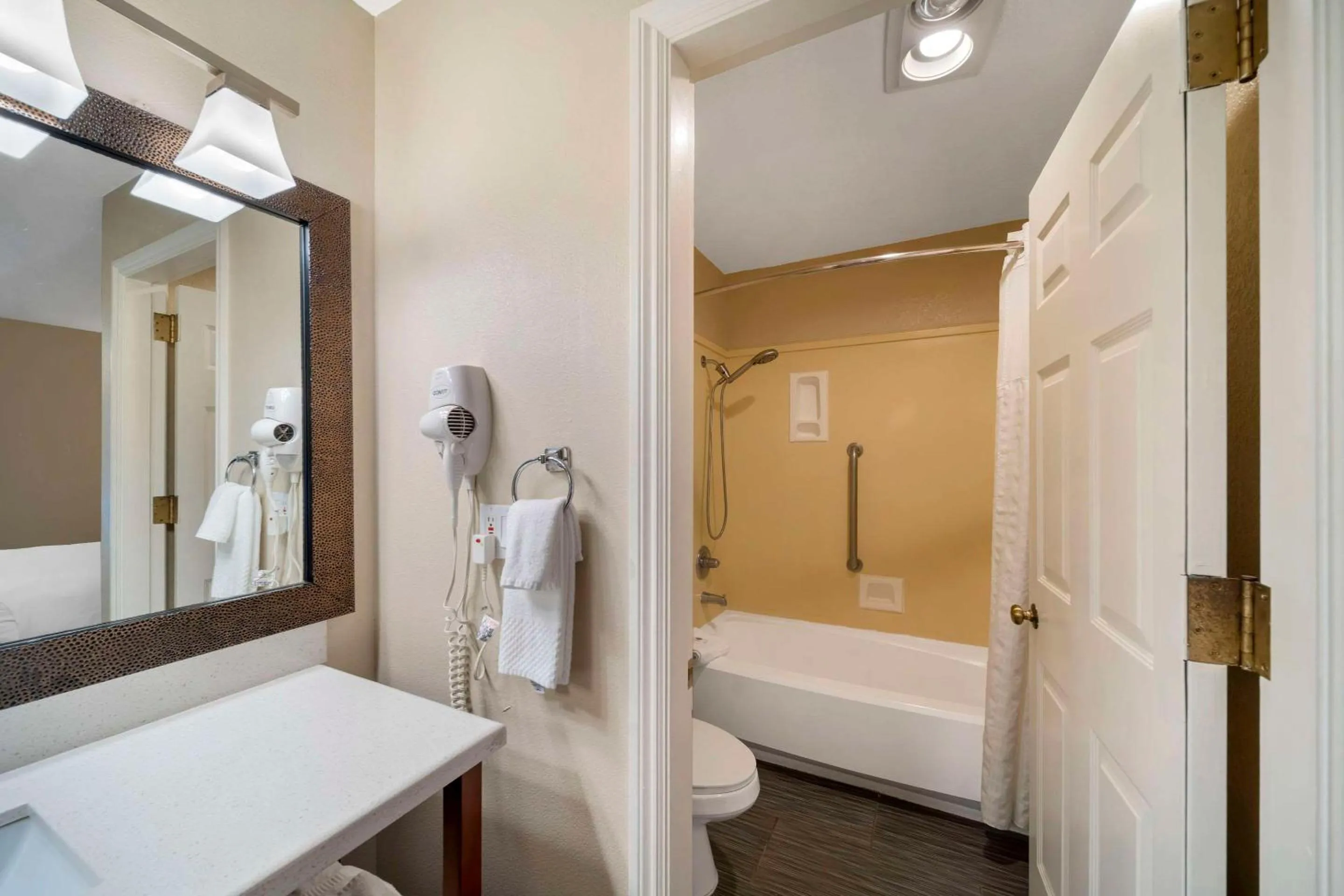 Bedroom in Comfort Suites Red Bluff near I-5