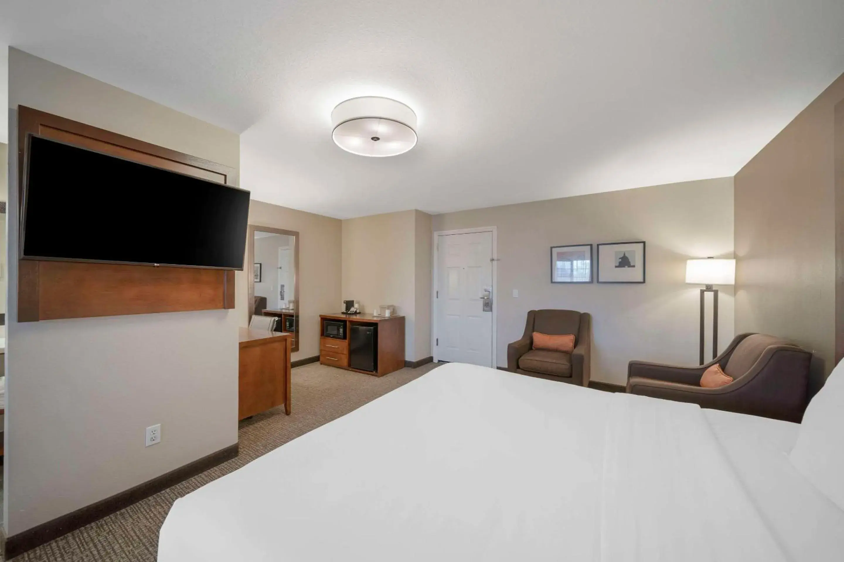 Bedroom, Bed in Comfort Suites Red Bluff near I-5 Bedroom, Bed in Comfort Suites Red Bluff near I-5