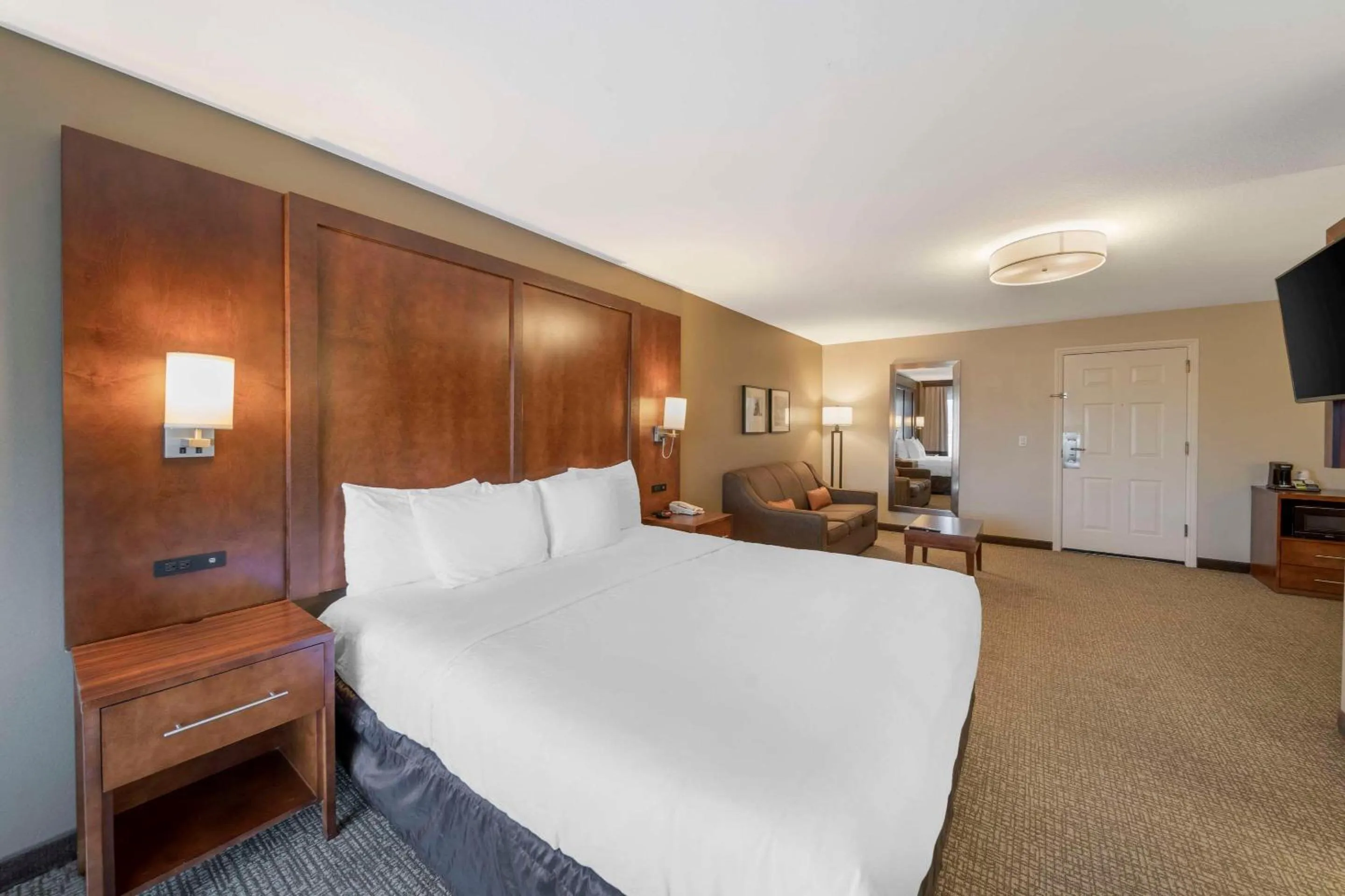 Bedroom, Bed in Comfort Suites Red Bluff near I-5