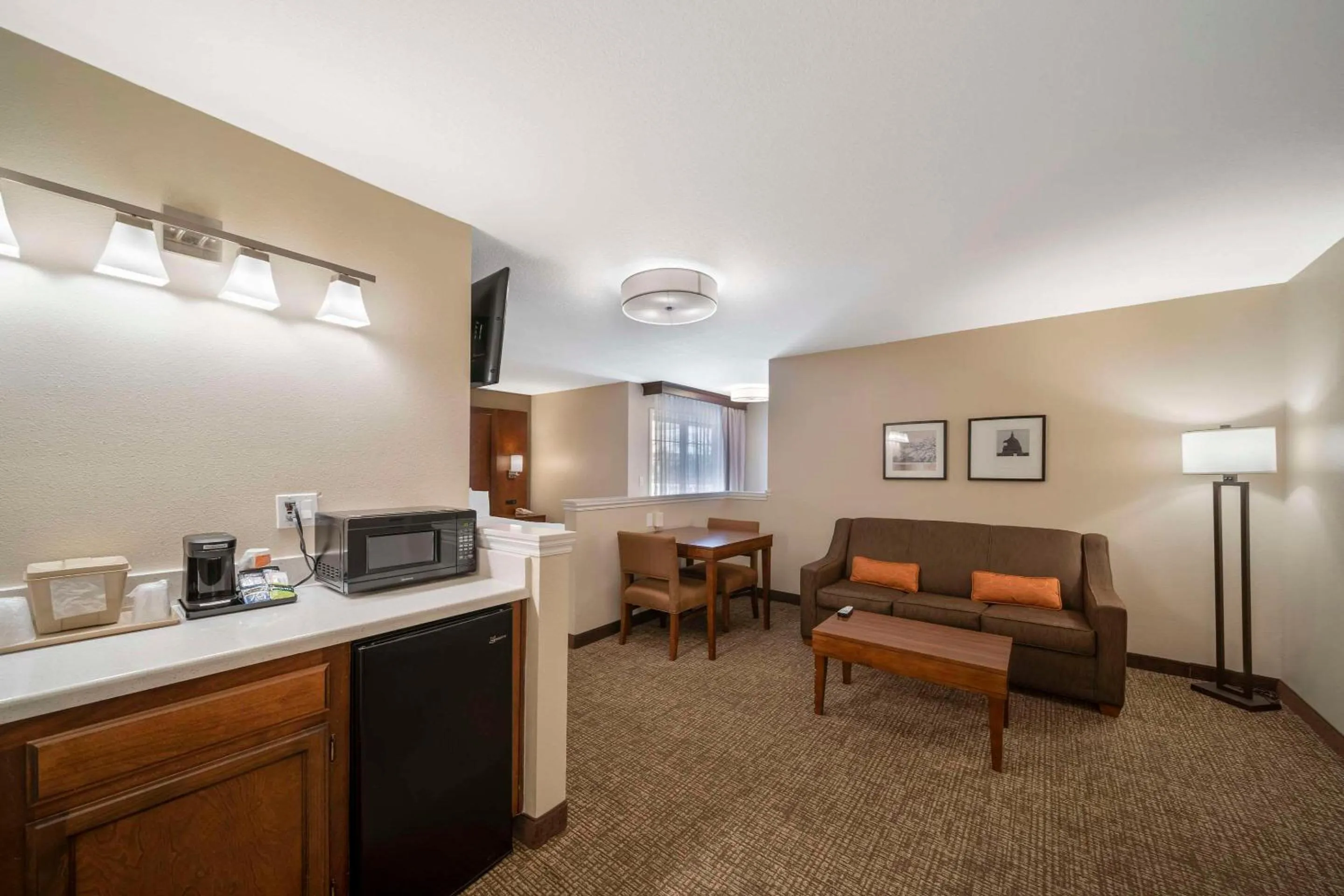 Bedroom in Comfort Suites Red Bluff near I-5