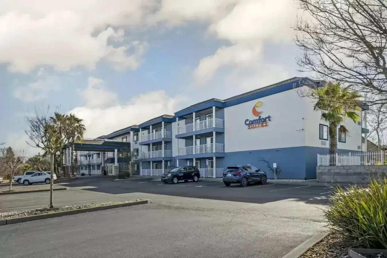 Property building in Comfort Suites Red Bluff near I-5 Property building in Comfort Suites Red Bluff near I-5