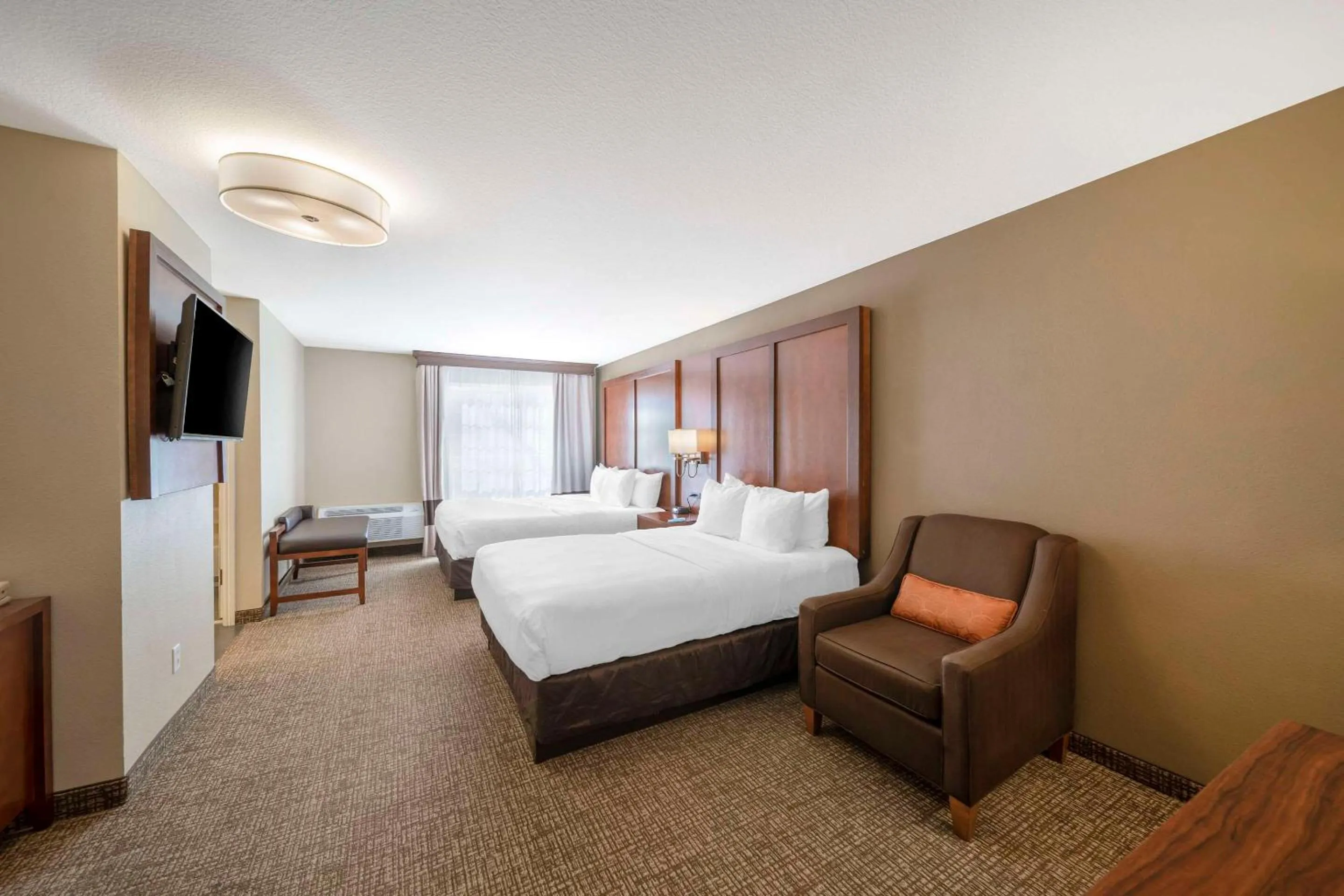 Bedroom, Bed in Comfort Suites Red Bluff near I-5