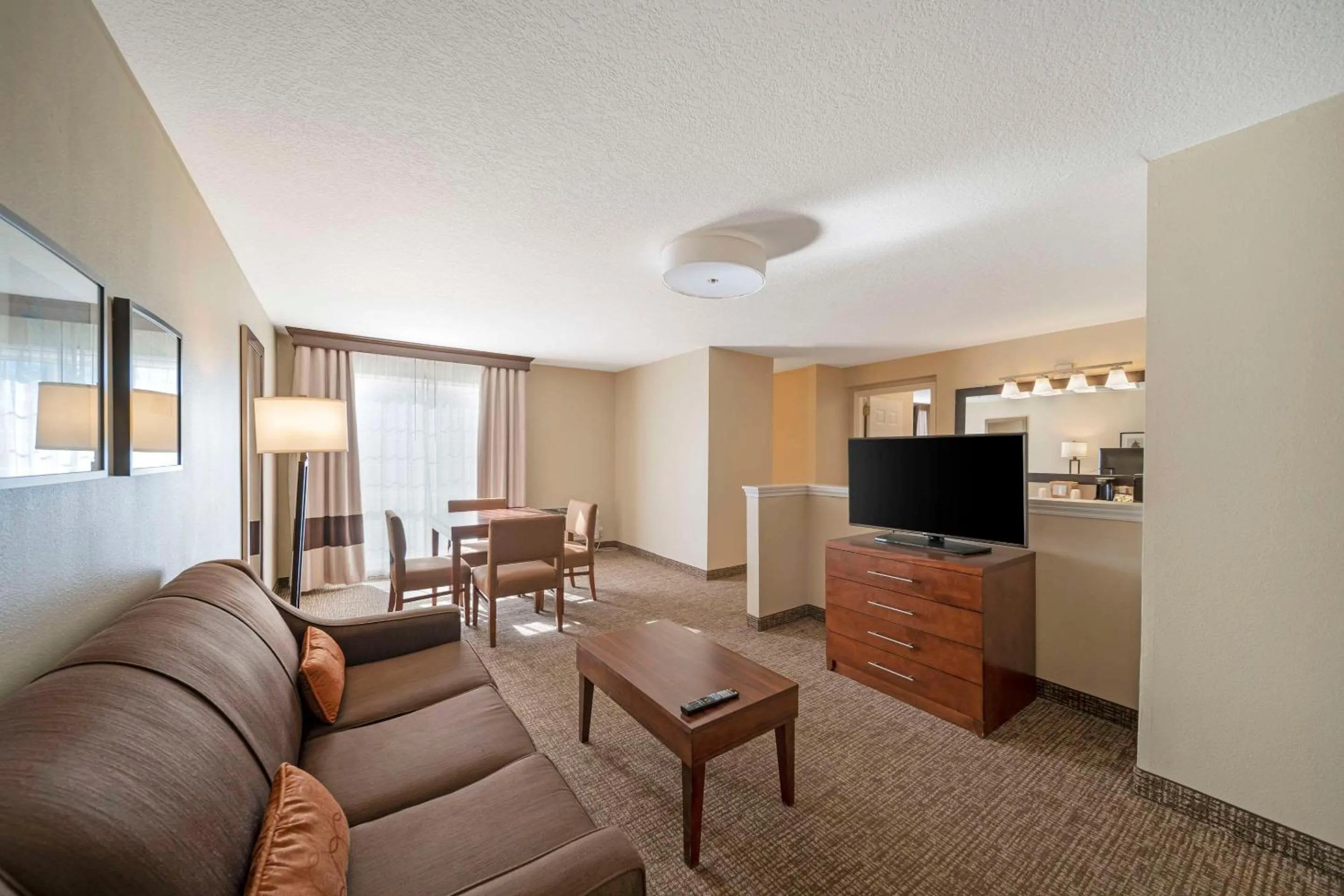 Bedroom in Comfort Suites Red Bluff near I-5