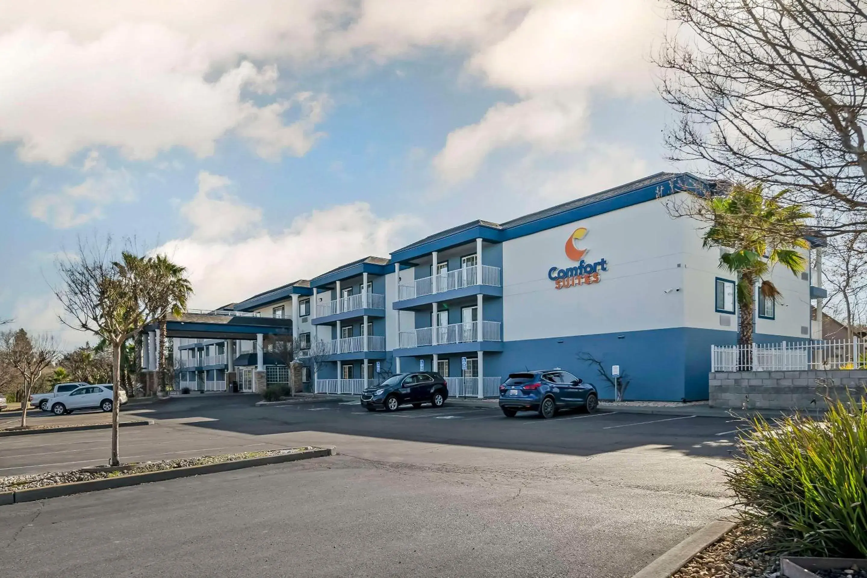 Property building in Comfort Suites Red Bluff near I-5 Property building in Comfort Suites Red Bluff near I-5