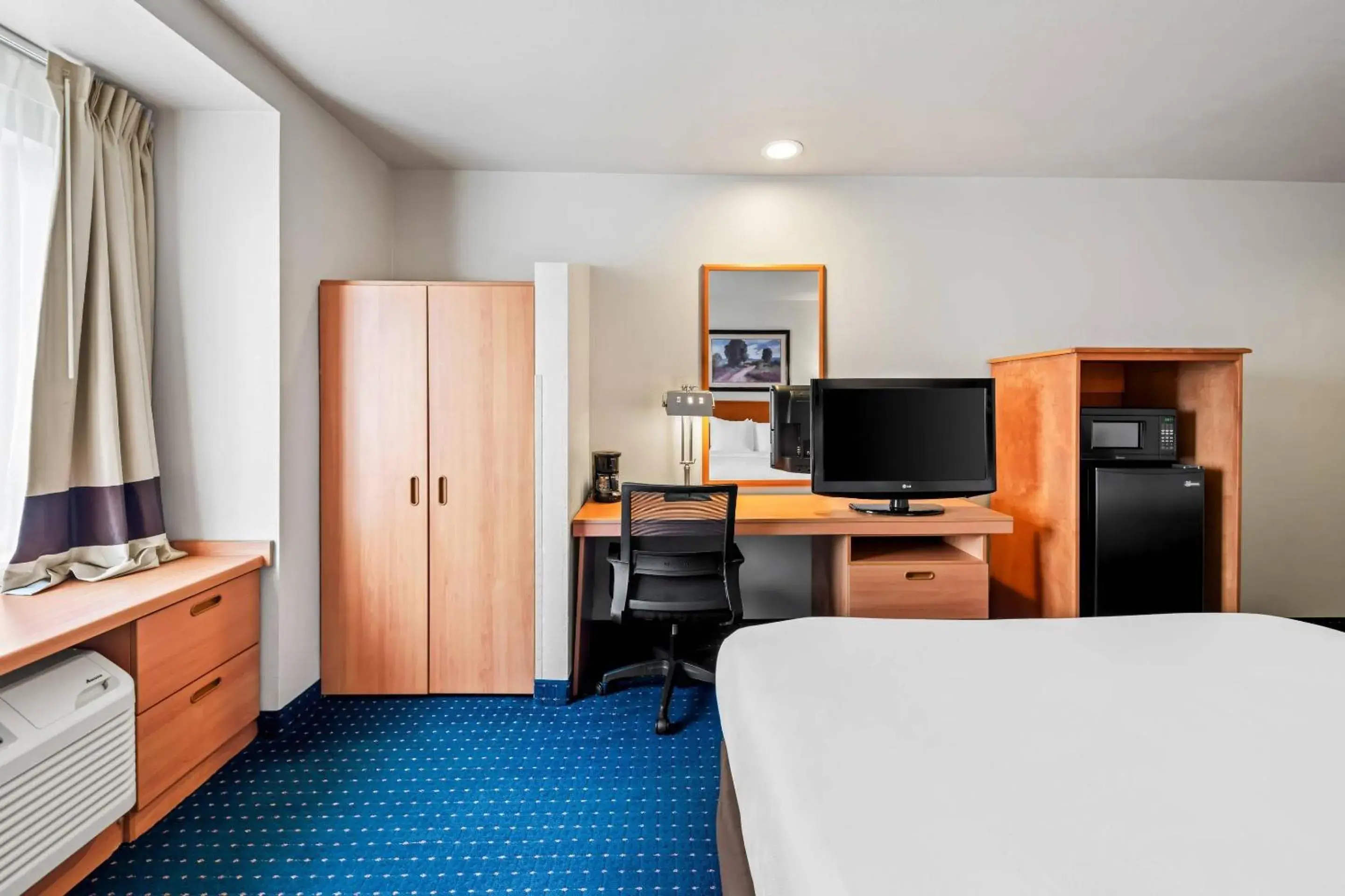 Bedroom, Bed in Comfort Inn & Suites Salinas City Center Area Bedroom, Bed in Comfort Inn & Suites Salinas City Center Area