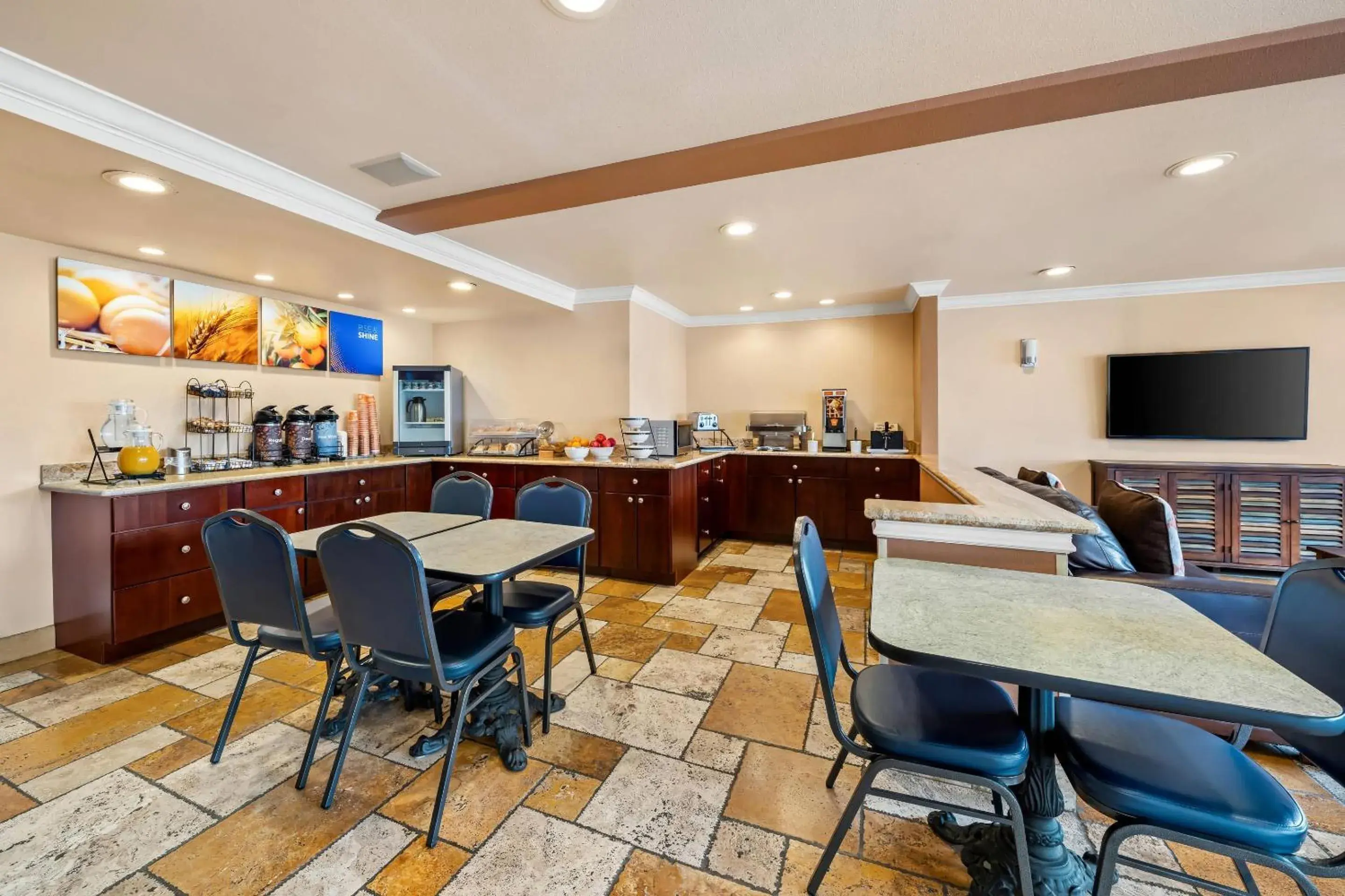 Breakfast in Comfort Inn & Suites Salinas City Center Area Breakfast in Comfort Inn & Suites Salinas City Center Area