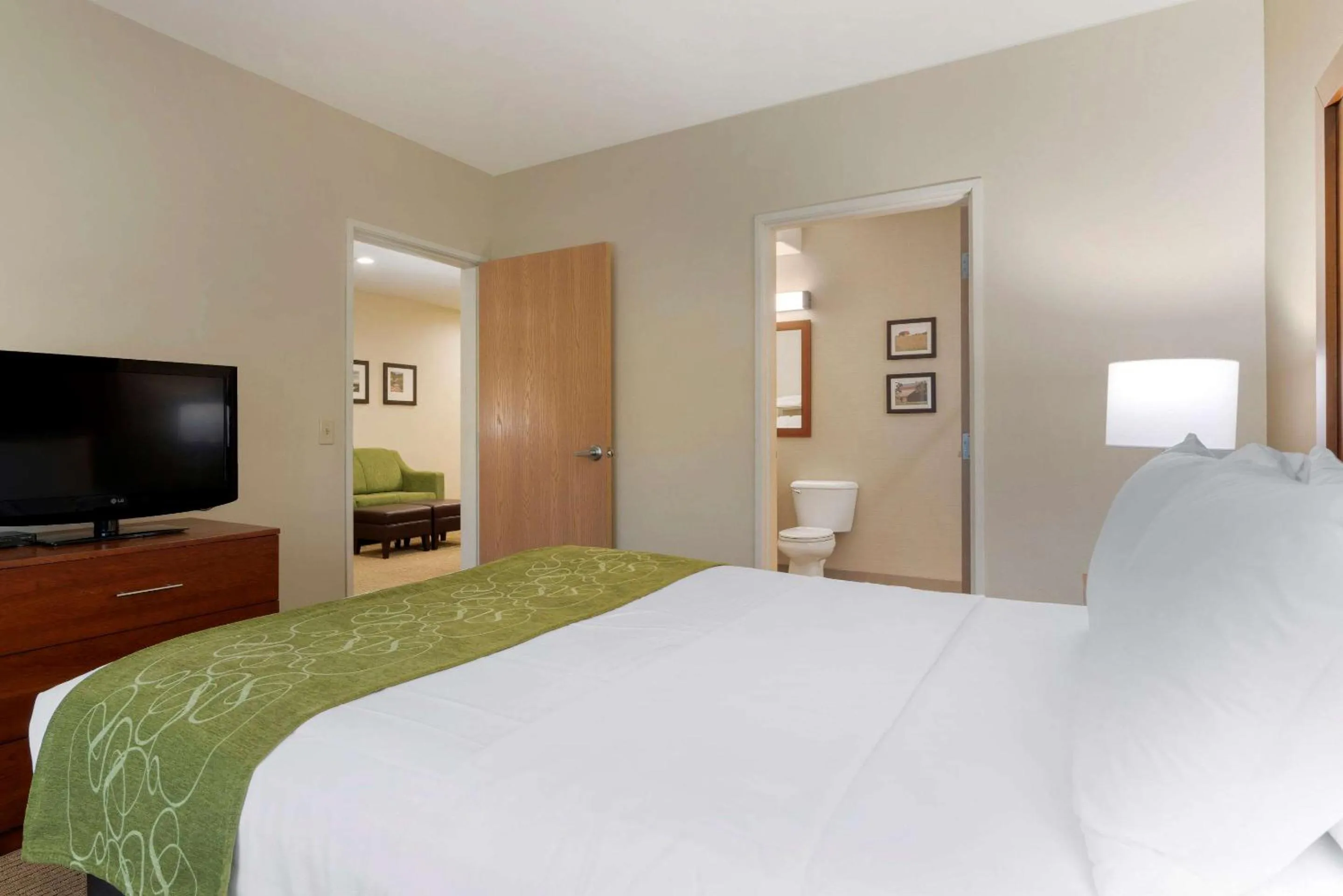 Photo of the whole room, Bed in Comfort Suites Marysville-Yuba City