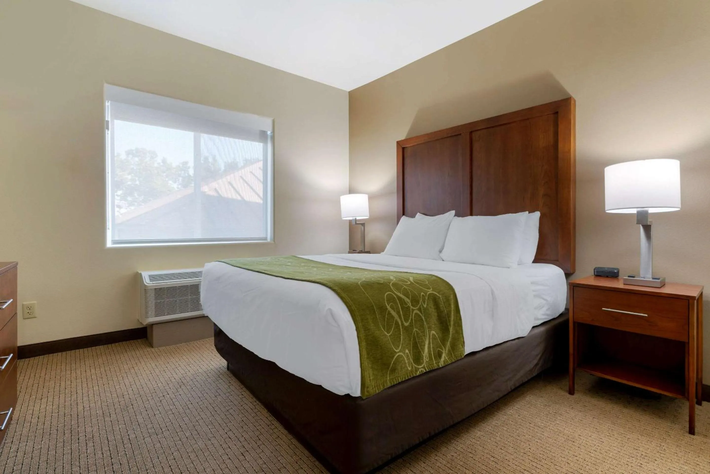 Photo of the whole room, Bed in Comfort Suites Marysville-Yuba City