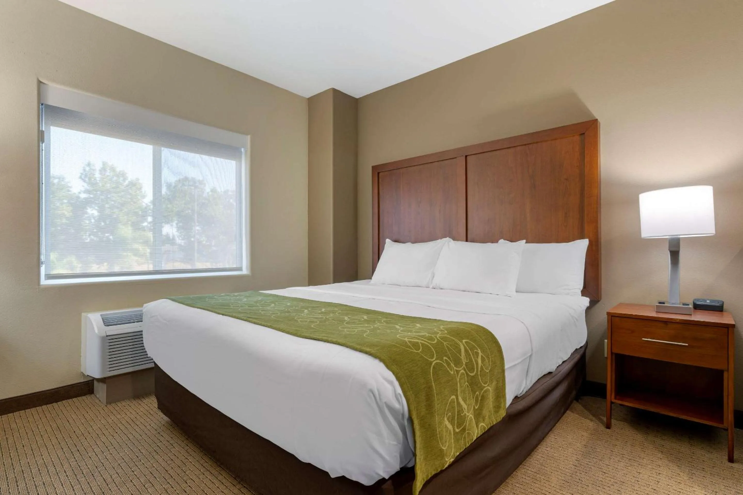 Photo of the whole room, Bed in Comfort Suites Marysville-Yuba City