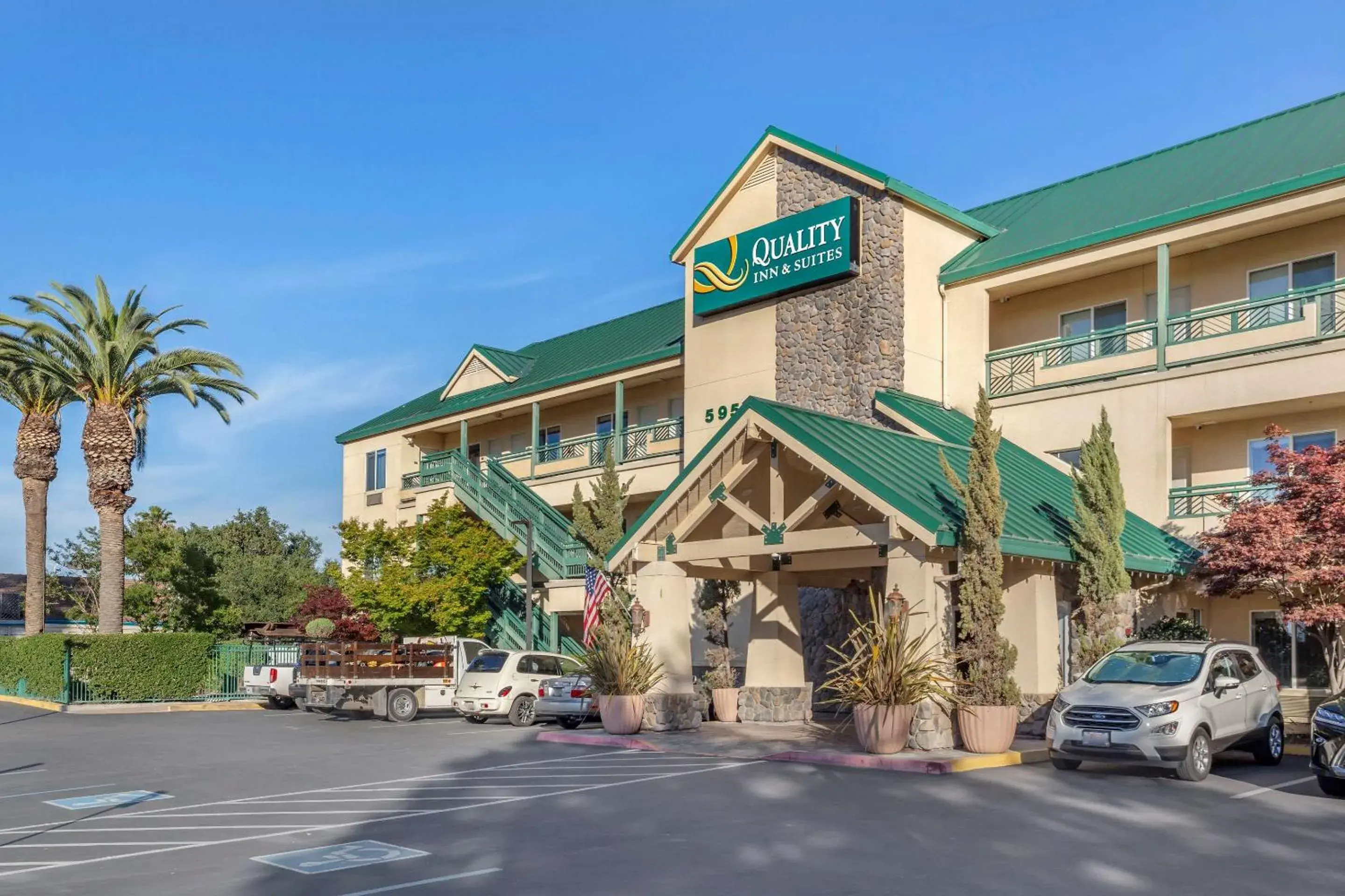 Property building in Quality Inn & Suites Livermore Wine Country Property building in Quality Inn & Suites Livermore Wine Country