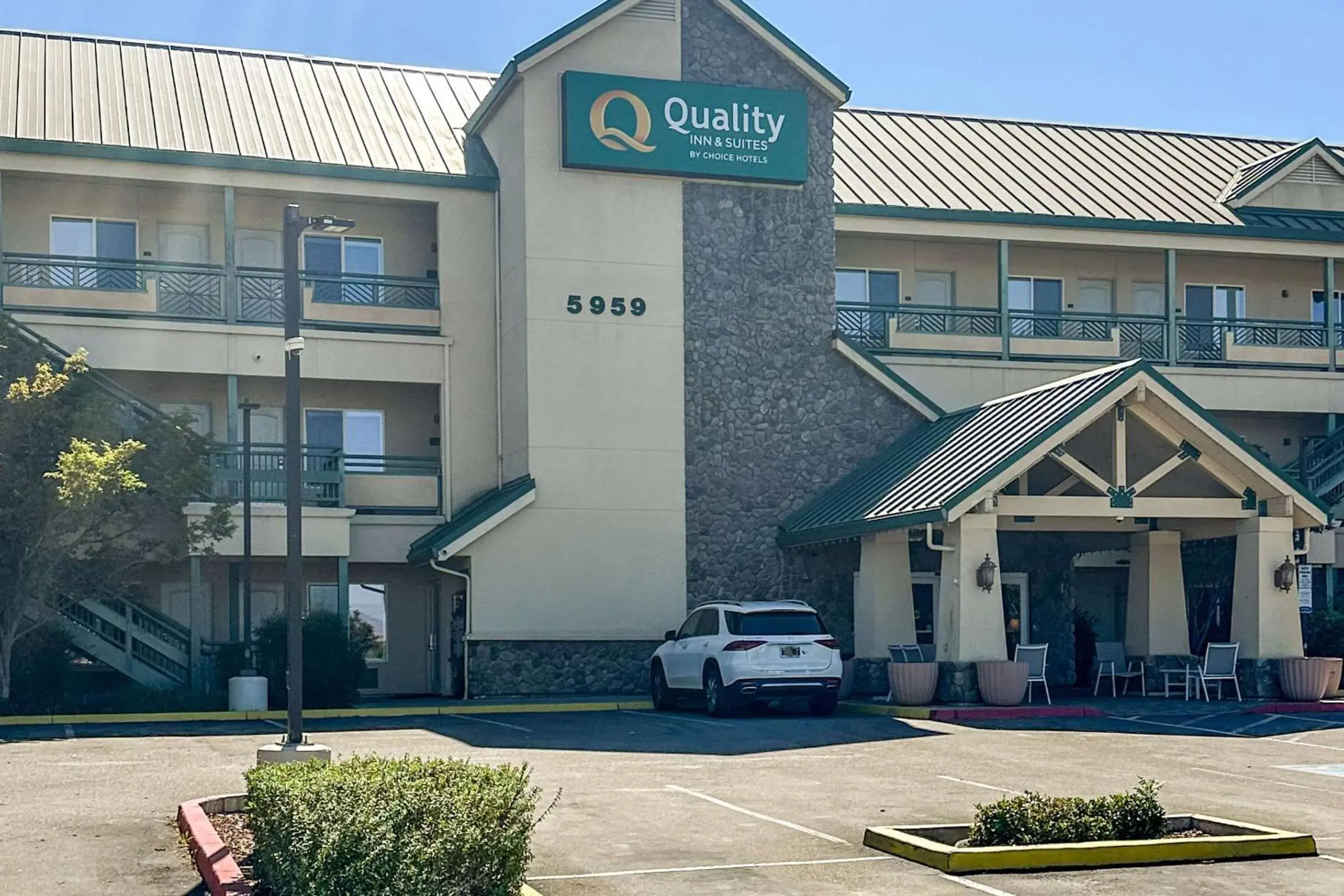 Property building in Quality Inn & Suites Livermore Wine Country Property building in Quality Inn & Suites Livermore Wine Country
