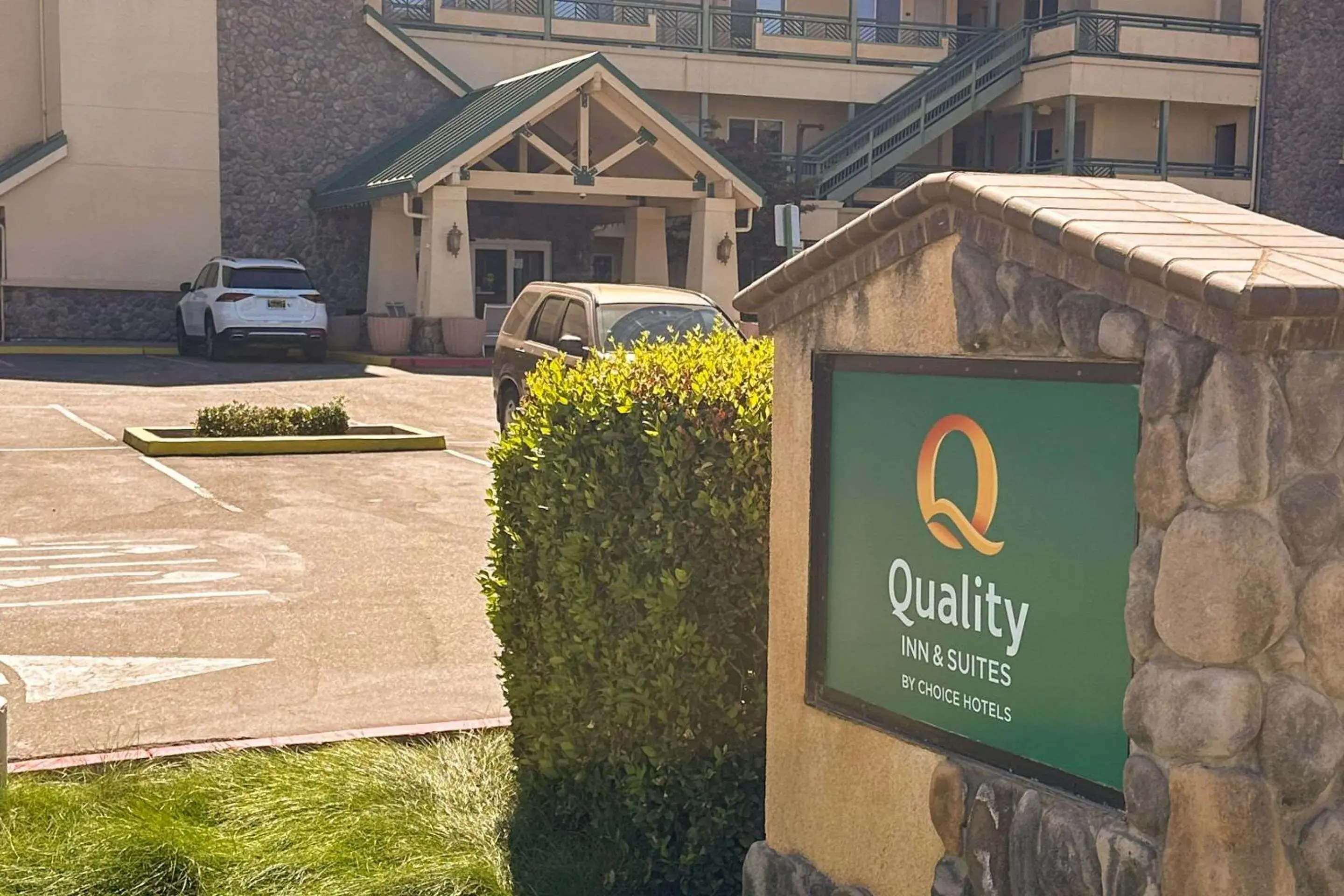 Property building in Quality Inn & Suites Livermore Wine Country Property building in Quality Inn & Suites Livermore Wine Country