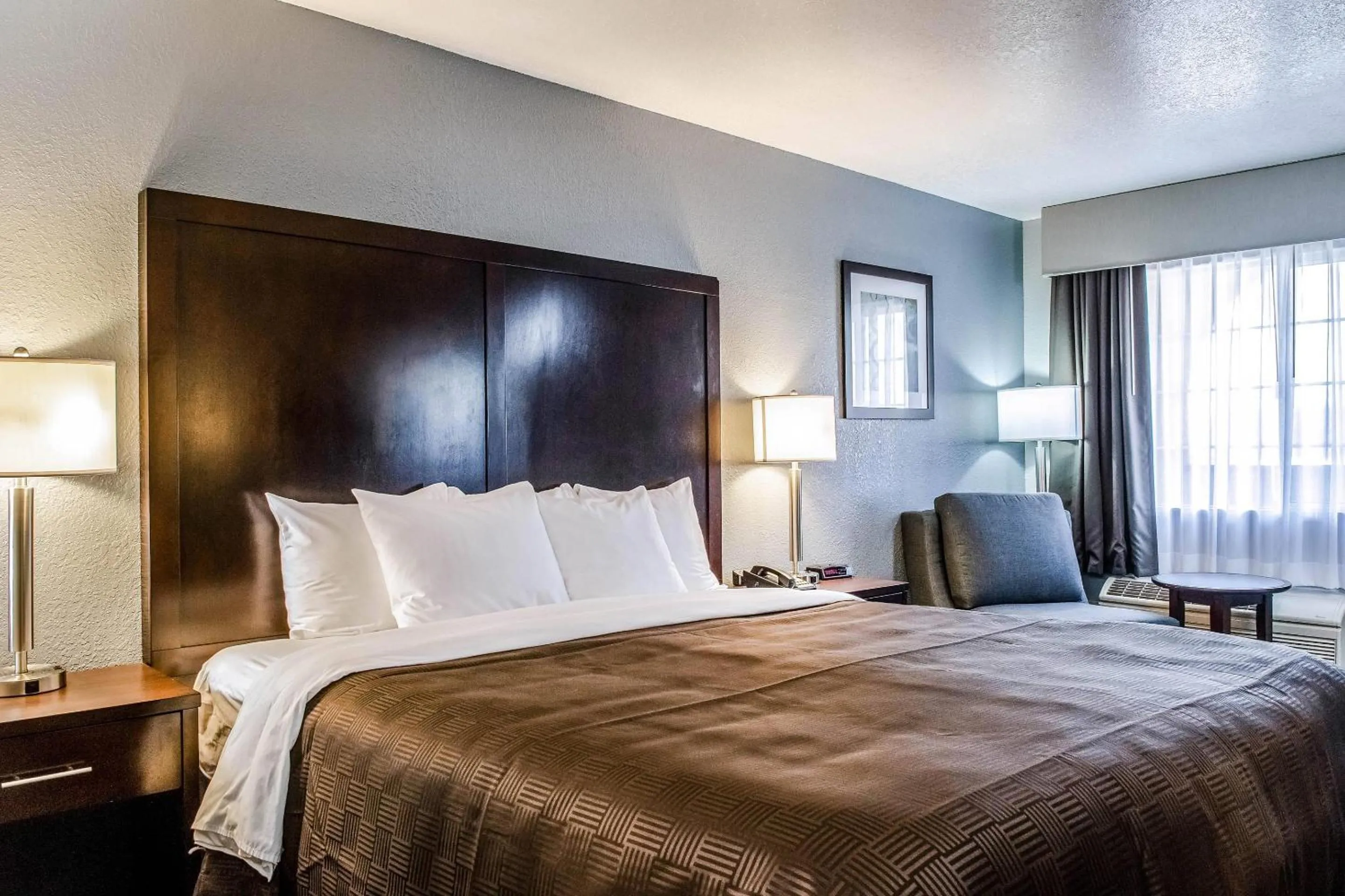 Bedroom, Bed in Clarion Hotel By Humboldt Bay