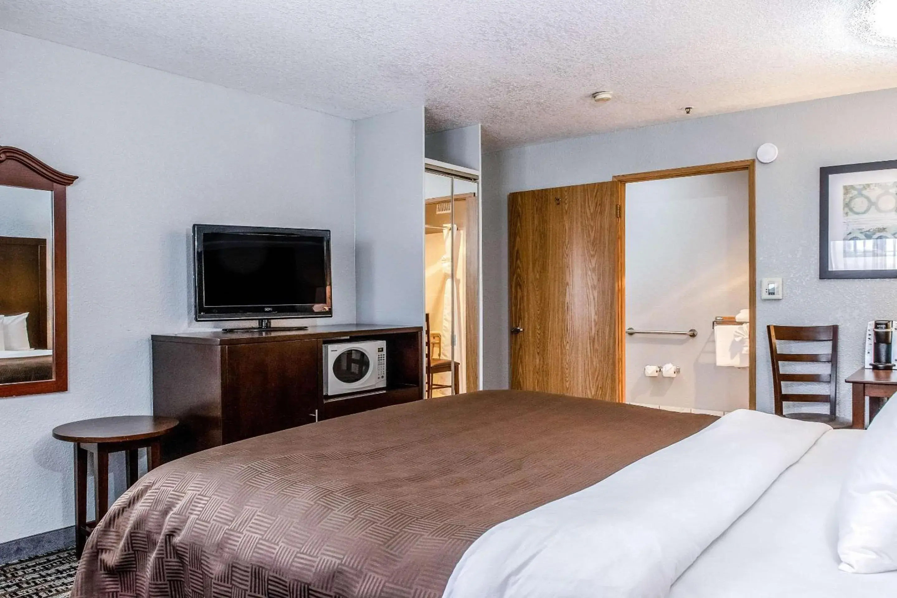 Bedroom, Bed in Clarion Hotel By Humboldt Bay Bedroom, Bed in Clarion Hotel By Humboldt Bay