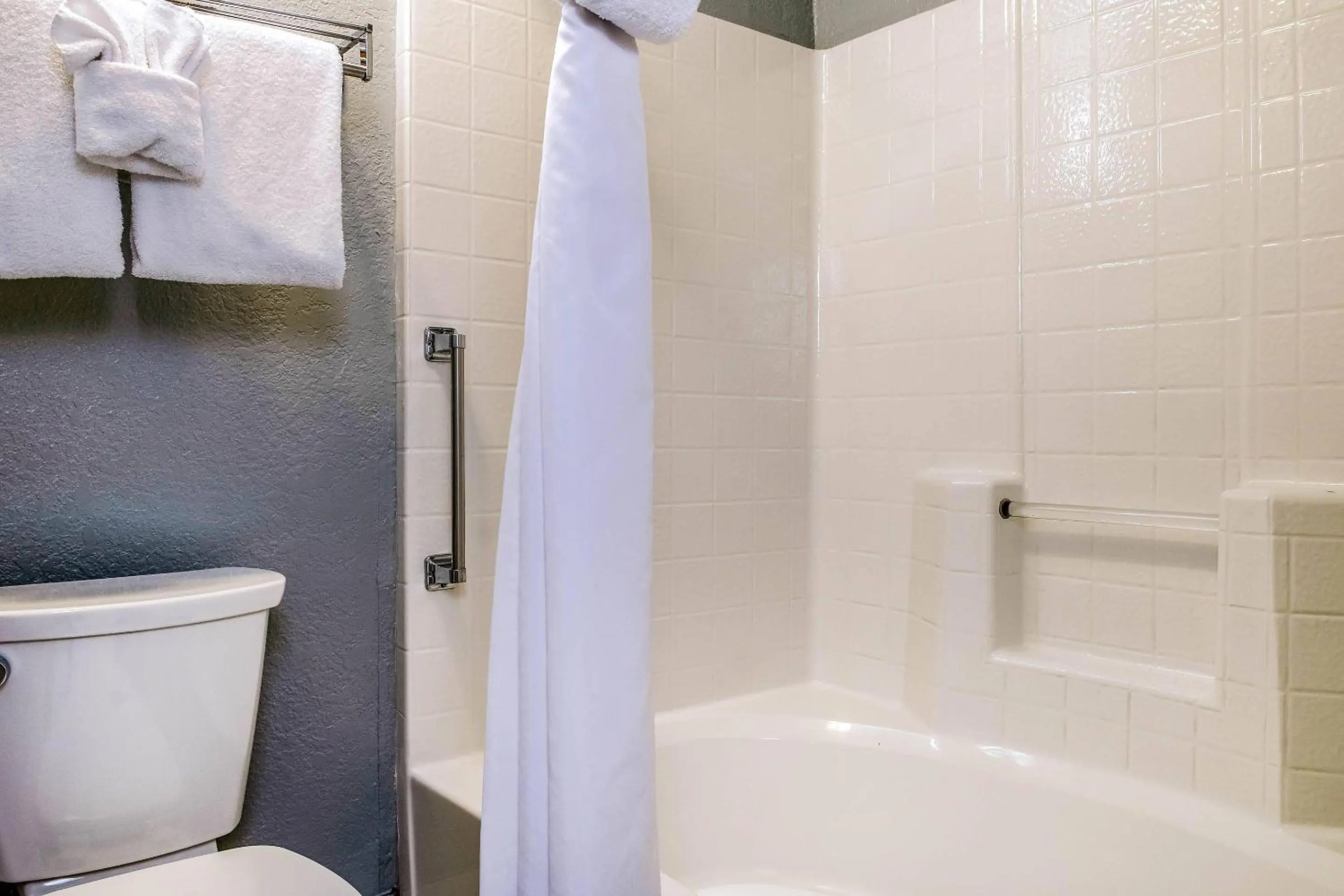 Bedroom in Clarion Hotel By Humboldt Bay