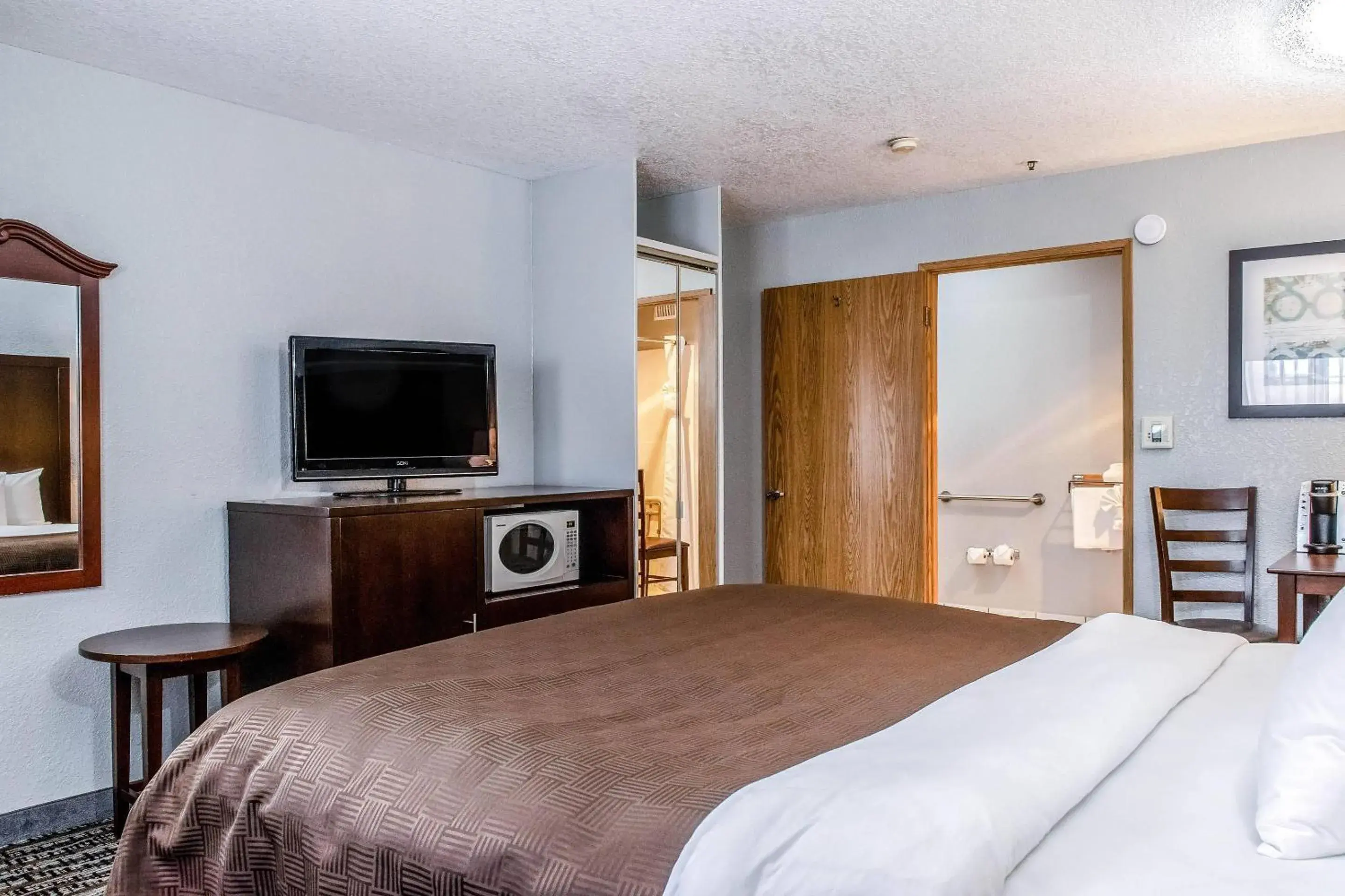 Bedroom, Bed in Clarion Hotel By Humboldt Bay Bedroom, Bed in Clarion Hotel By Humboldt Bay