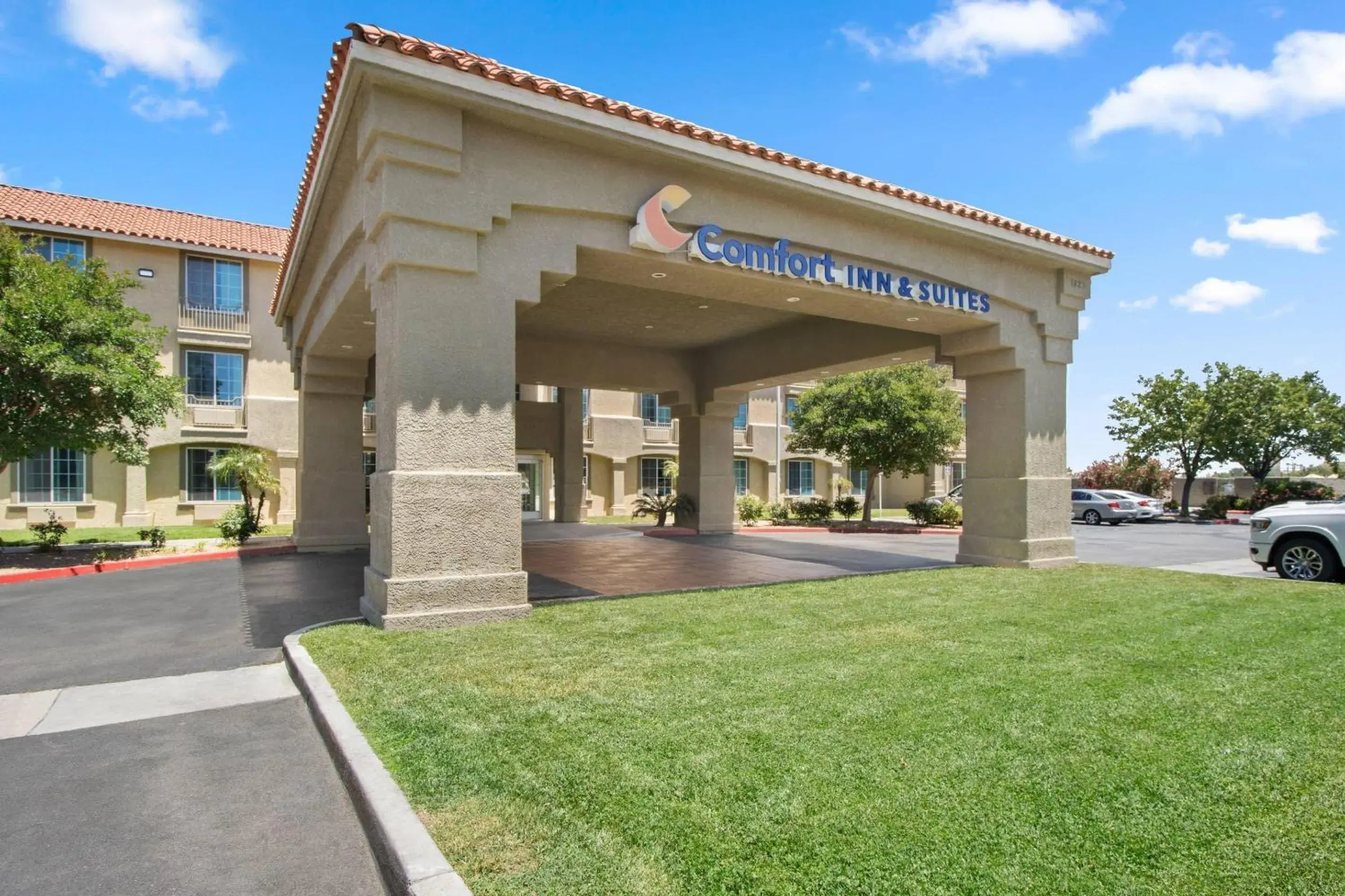 Property building in Comfort Inn & Suites Lancaster Antelope Valley Property building in Comfort Inn & Suites Lancaster Antelope Valley