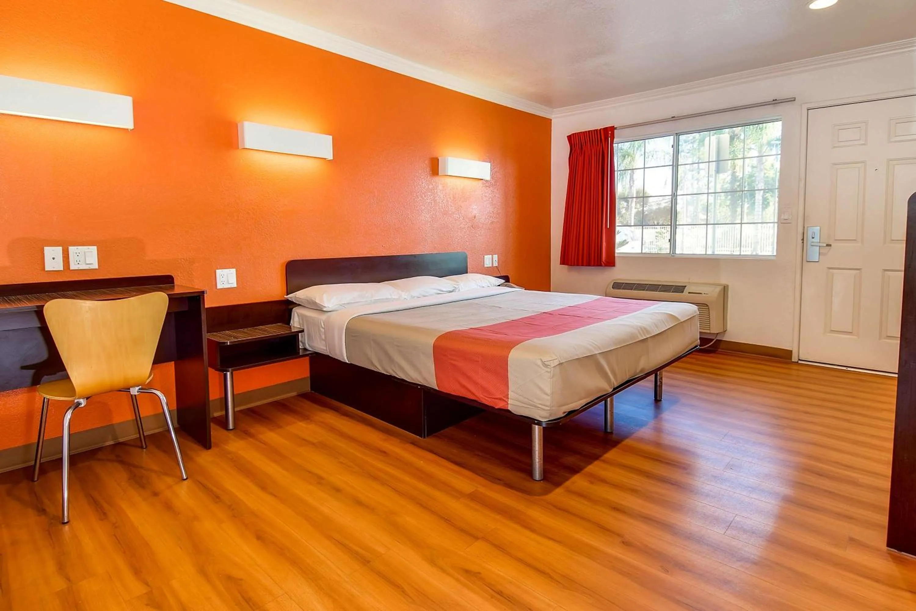 Photo of the whole room, Bed in Motel 6 Garden Grove