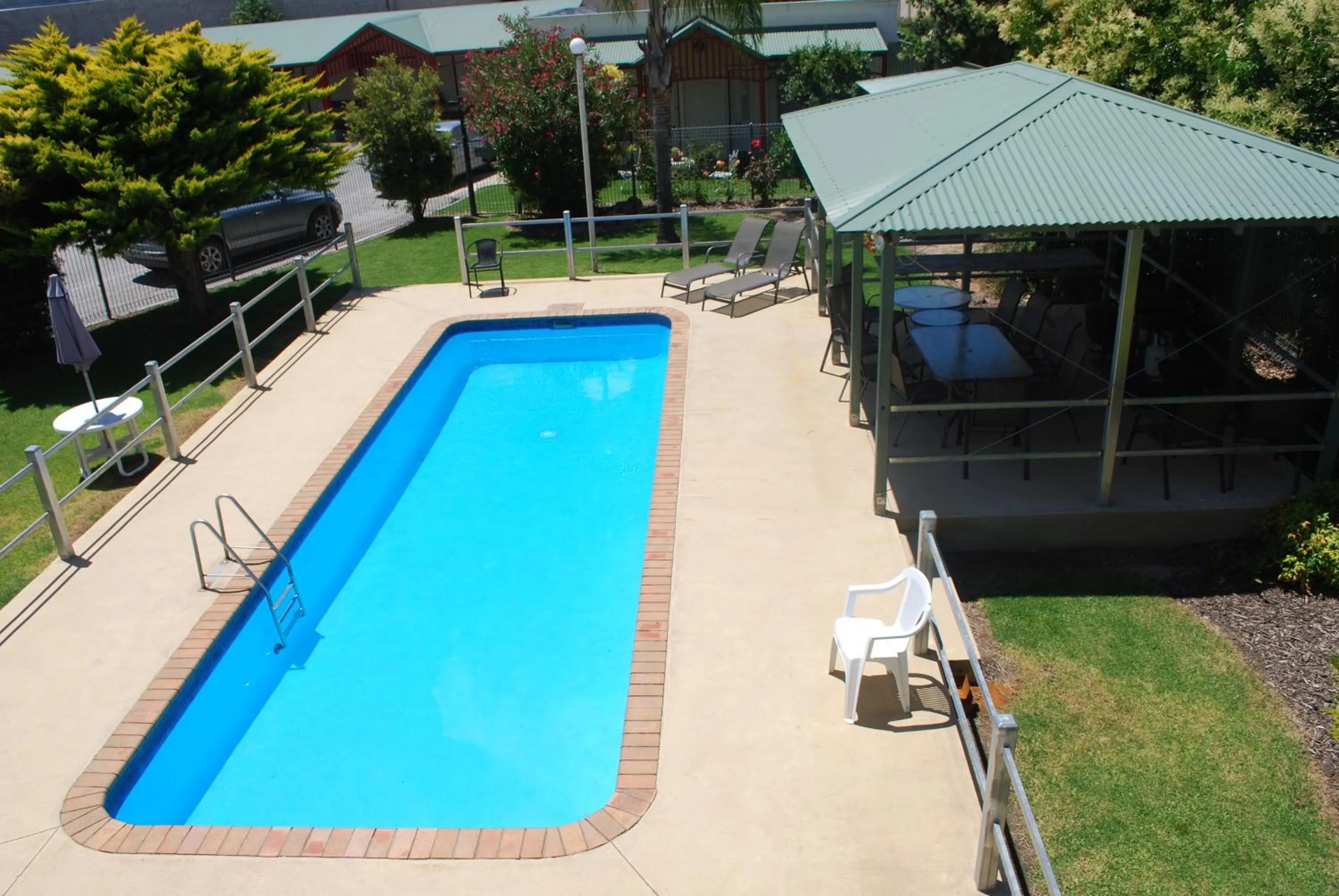Swimming pool in Hume Inn Motel Albury CBD